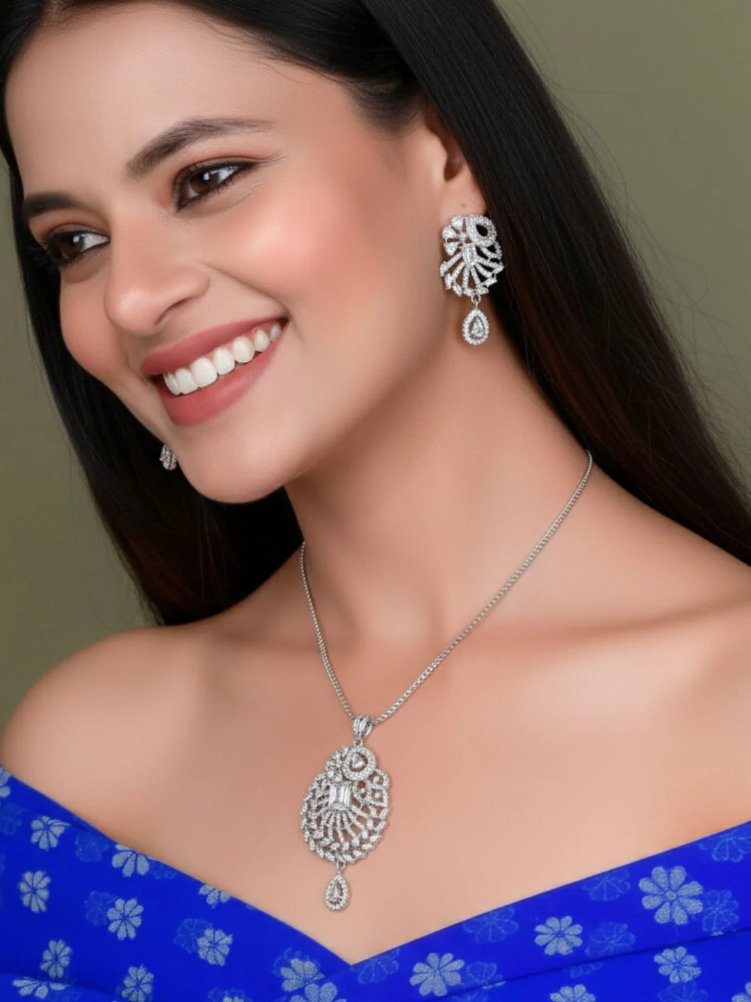 Savana Diamond Earing & Pendant Set - Image 8