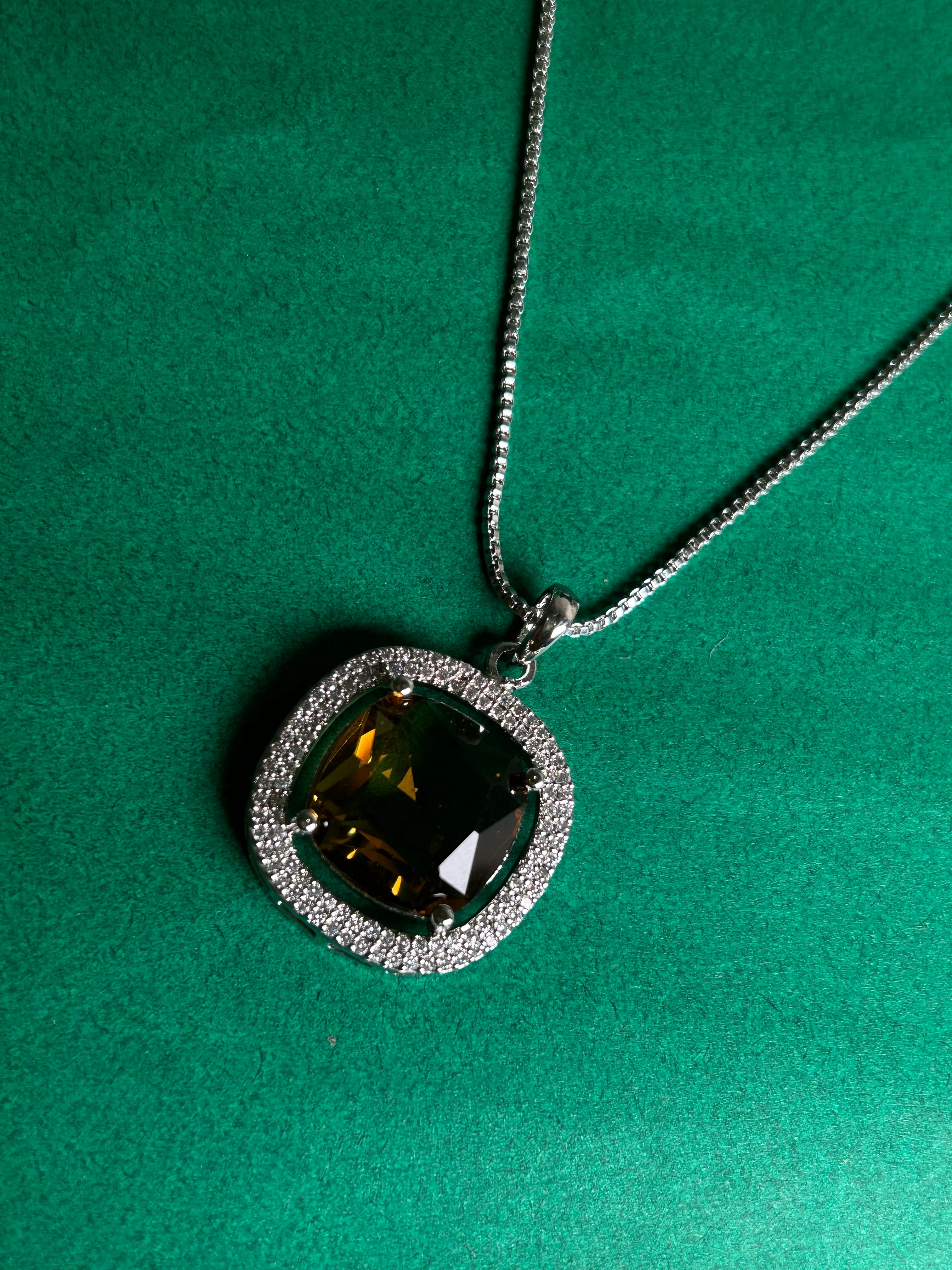 Savana Diamond Earing & Pendant Set - Image 11