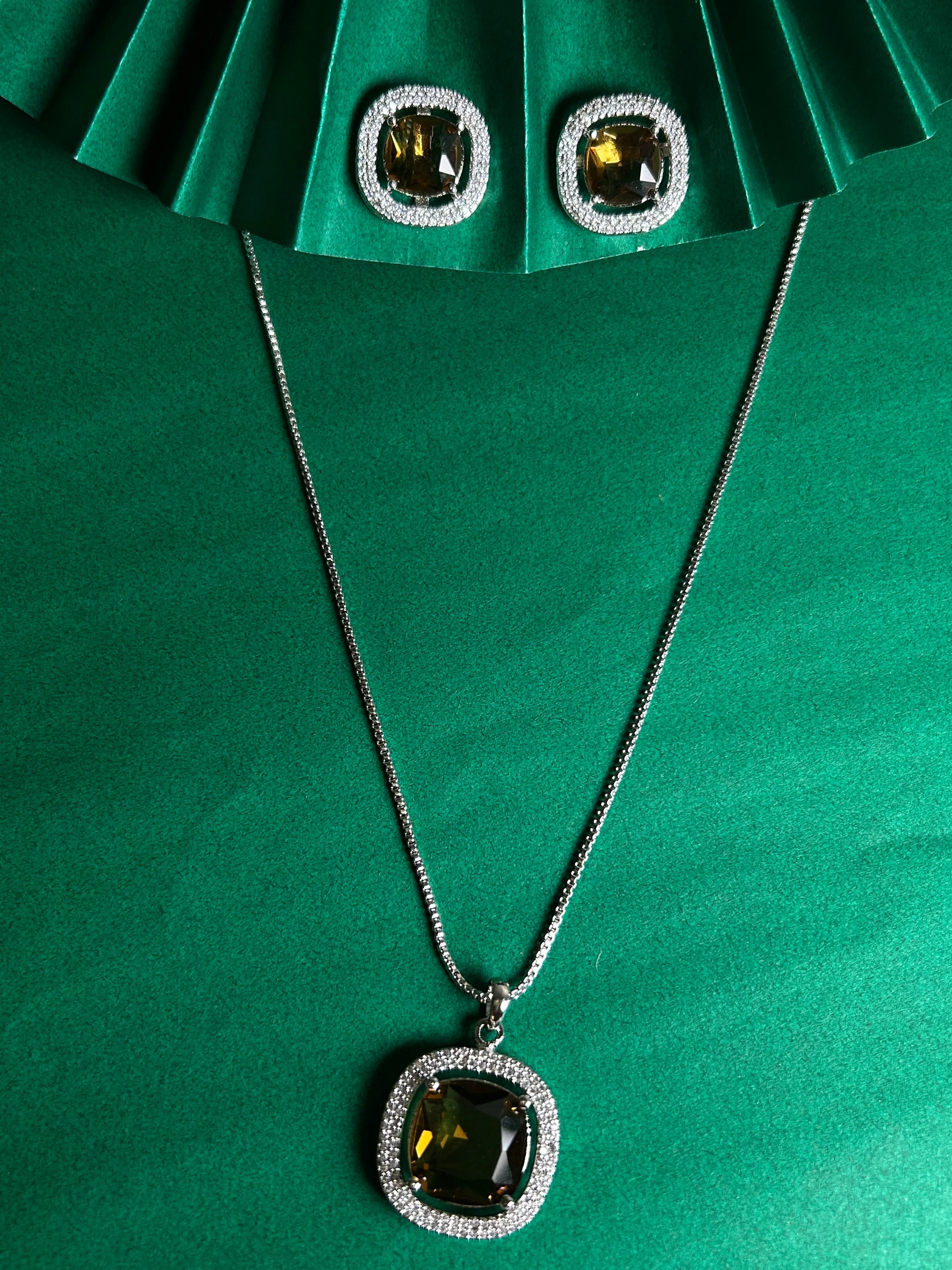 Savana Diamond Earing & Pendant Set - Image 12