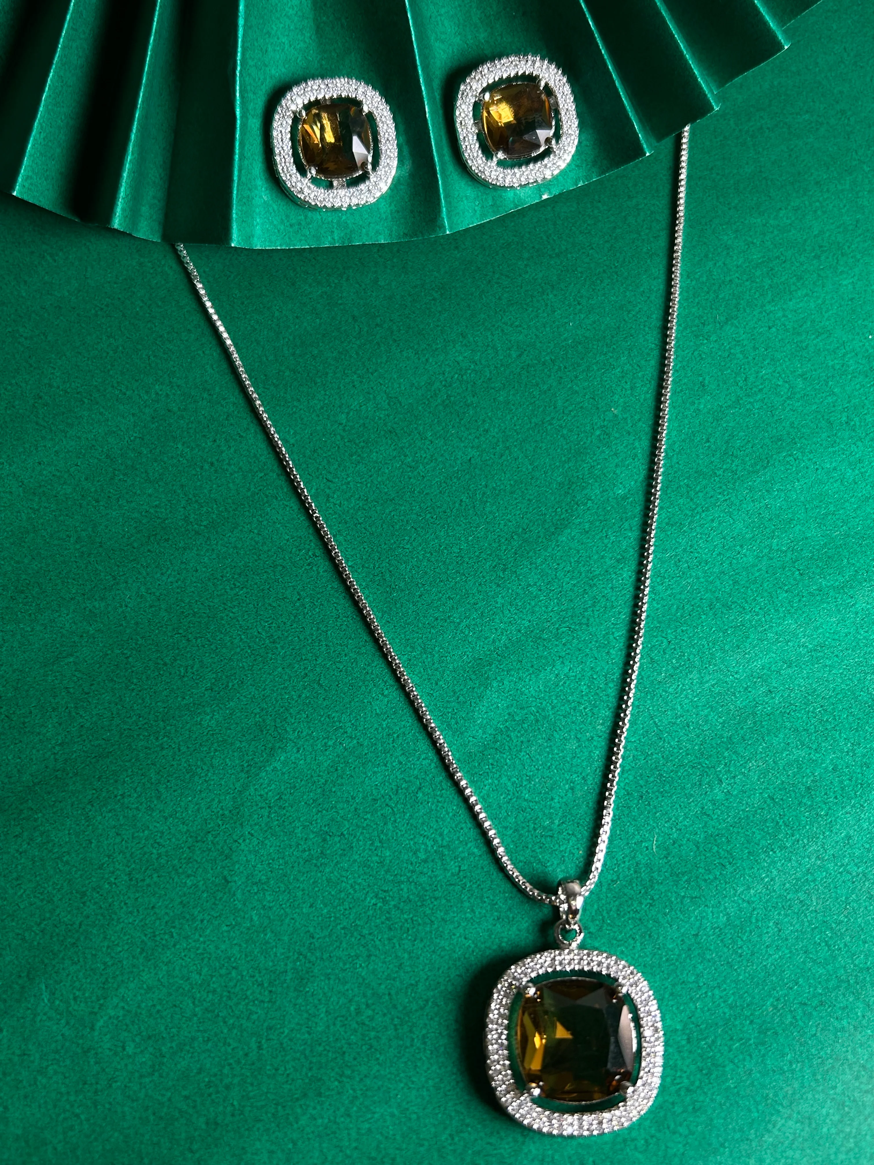 Savana Diamond Earing & Pendant Set - Image 9
