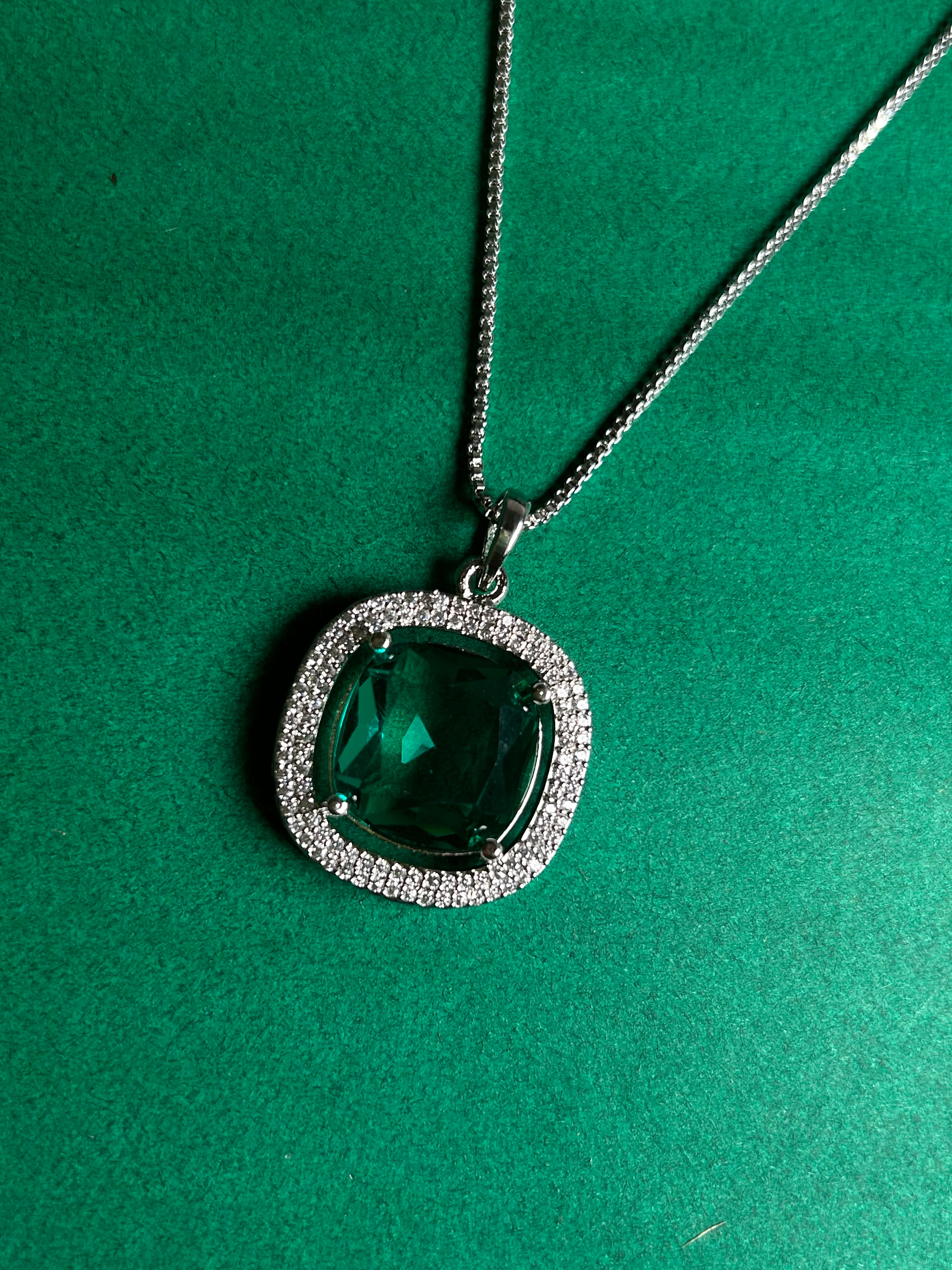 Savana Diamond Earing & Pendant Set - Image 11