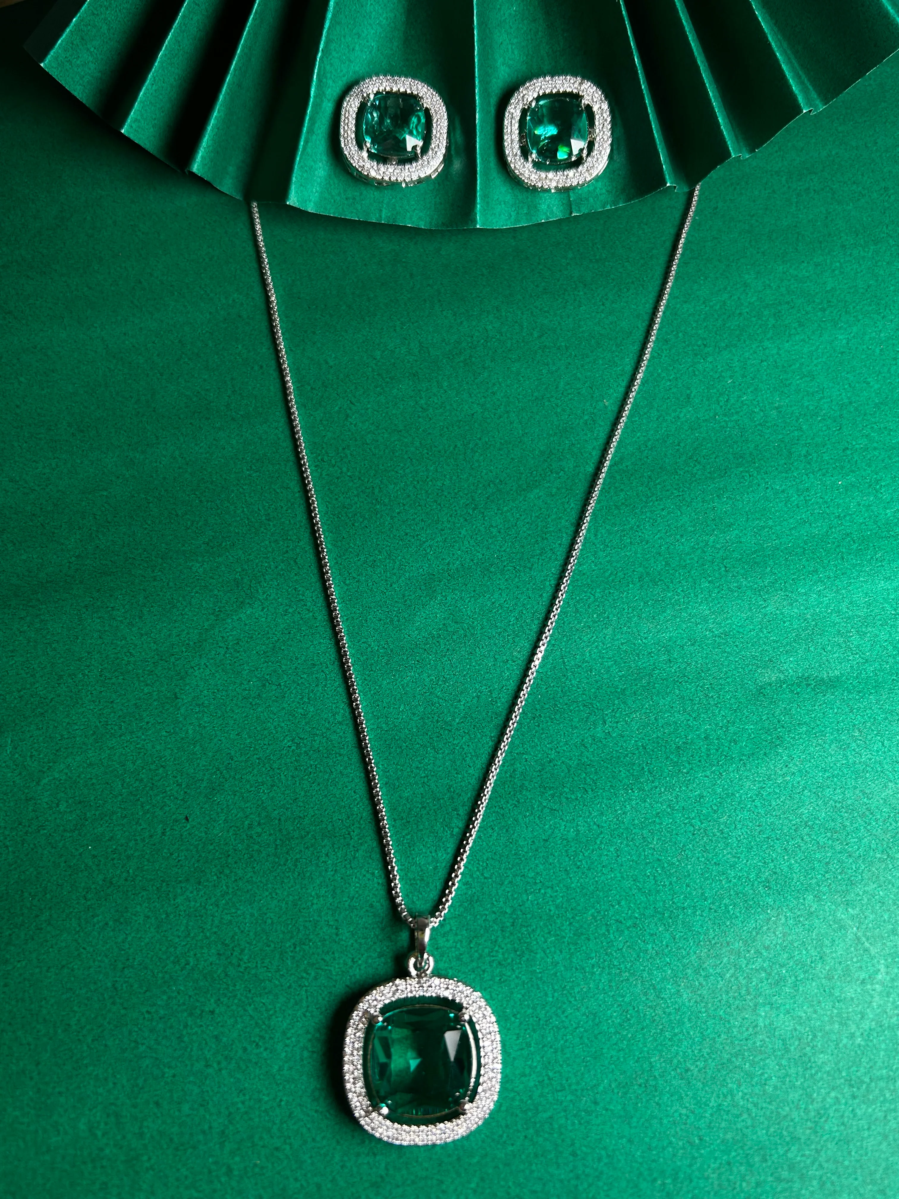 Savana Diamond Earing & Pendant Set - Image 12