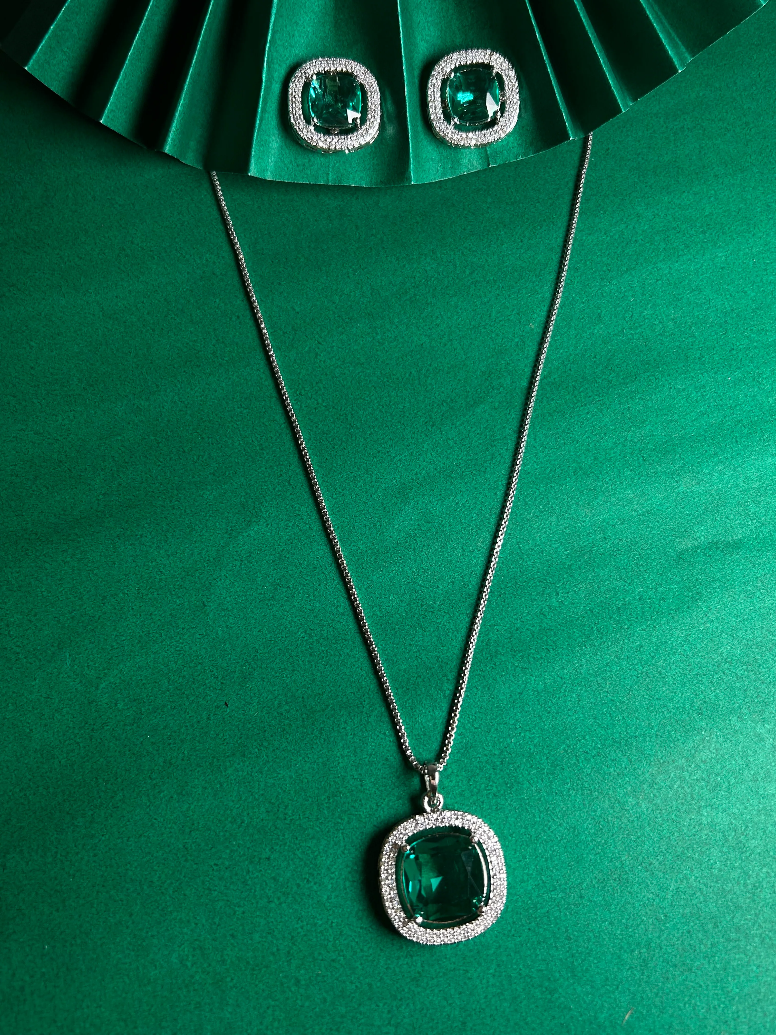 Savana Diamond Earing & Pendant Set - Image 9