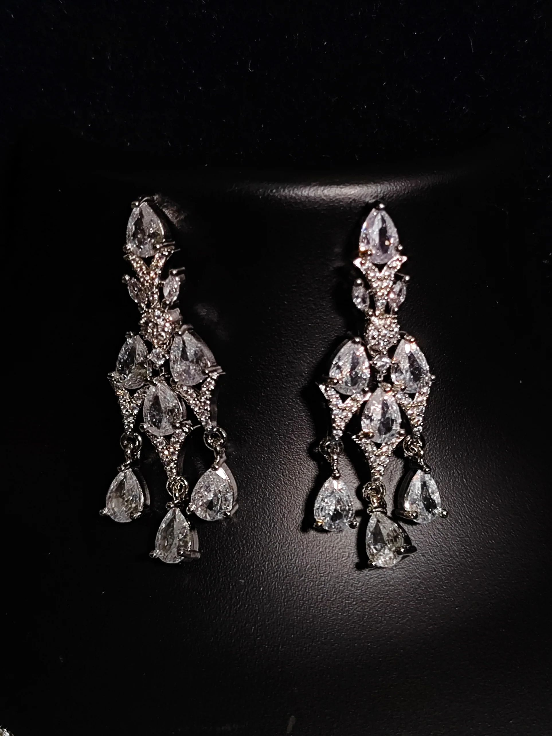 Antaara Diamond Necklace with Earings - Image 10