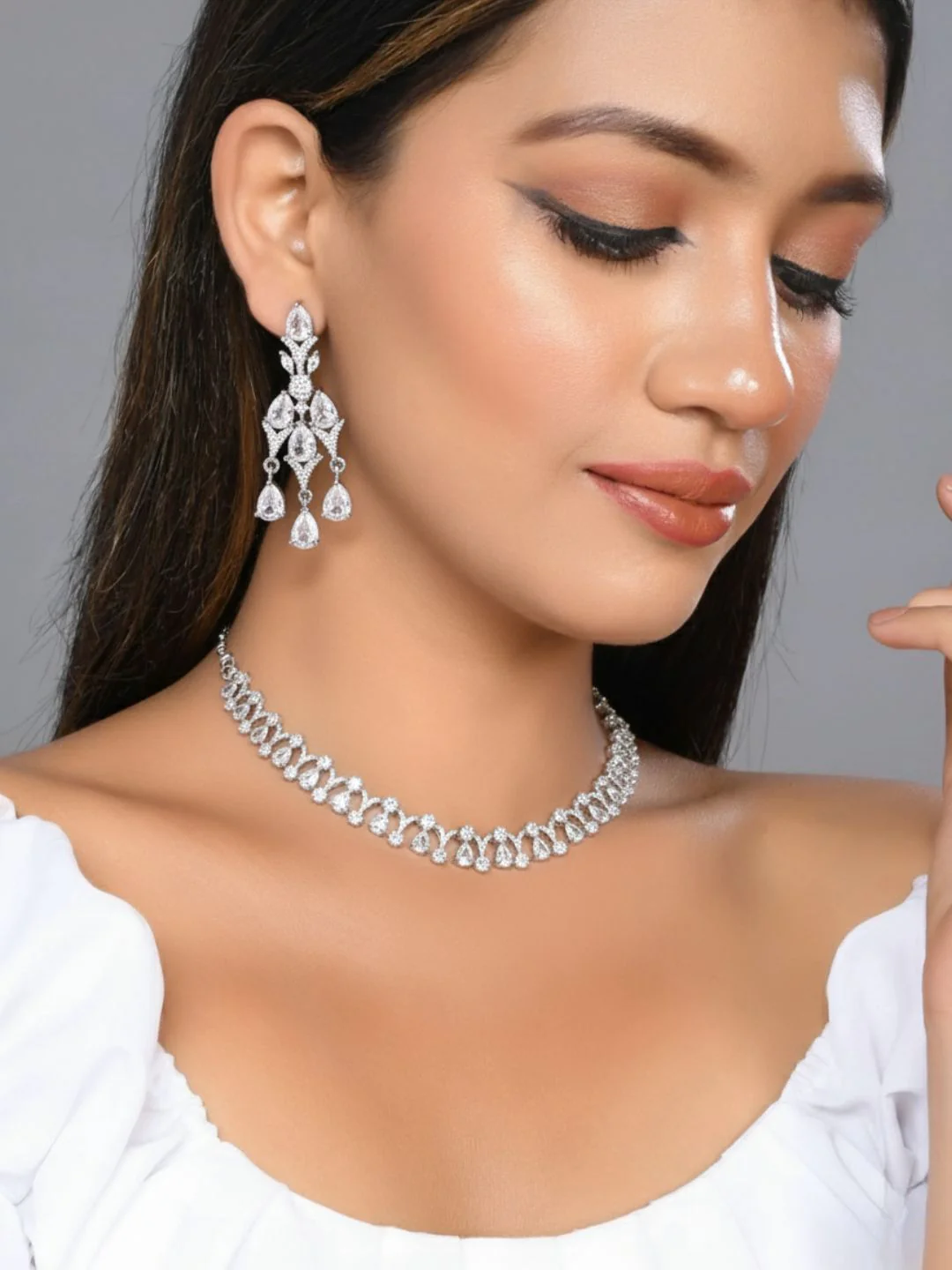 Antaara Diamond Necklace with Earings - Image 3