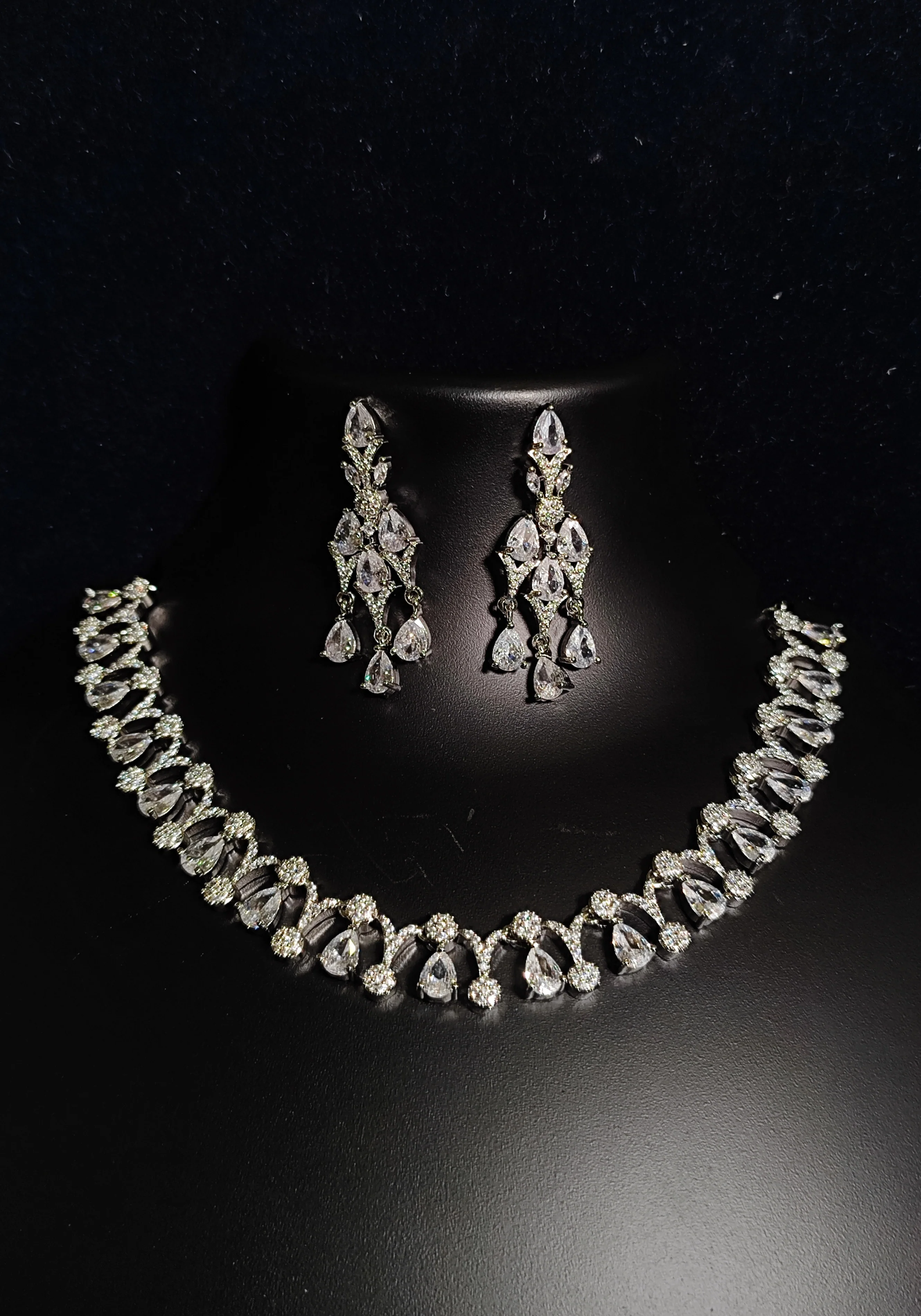 Antaara Diamond Necklace with Earings - Image 8