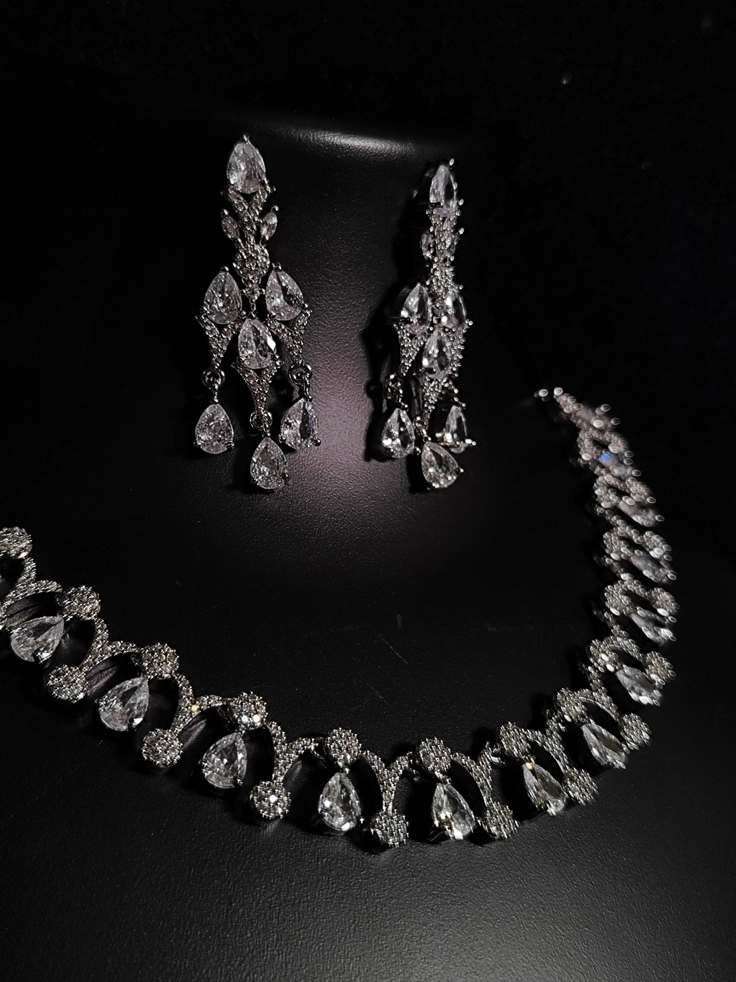 Antaara Diamond Necklace with Earings - Image 9