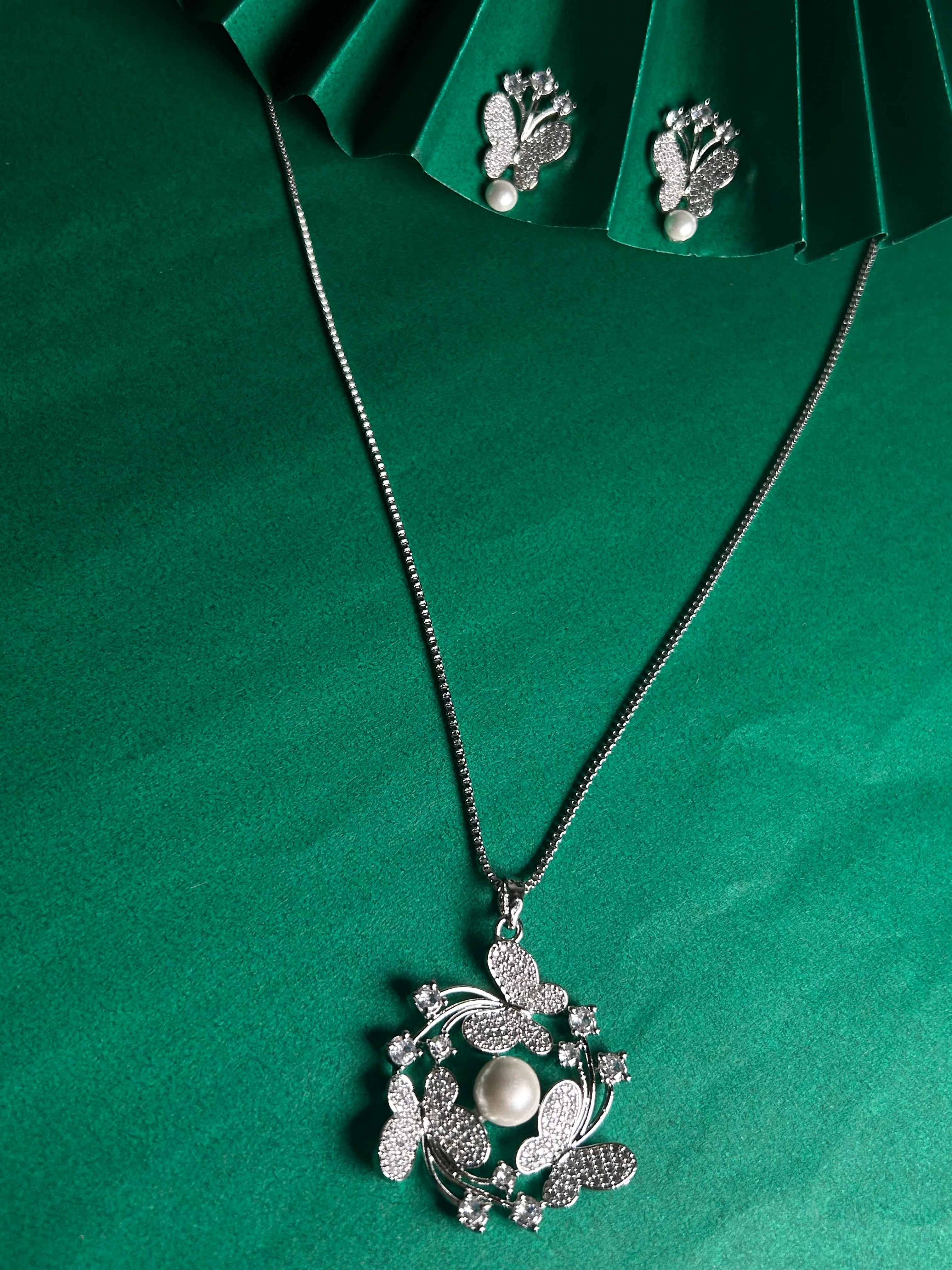 Savana Oxidised Pearl Earing & Pendant Set - Image 9