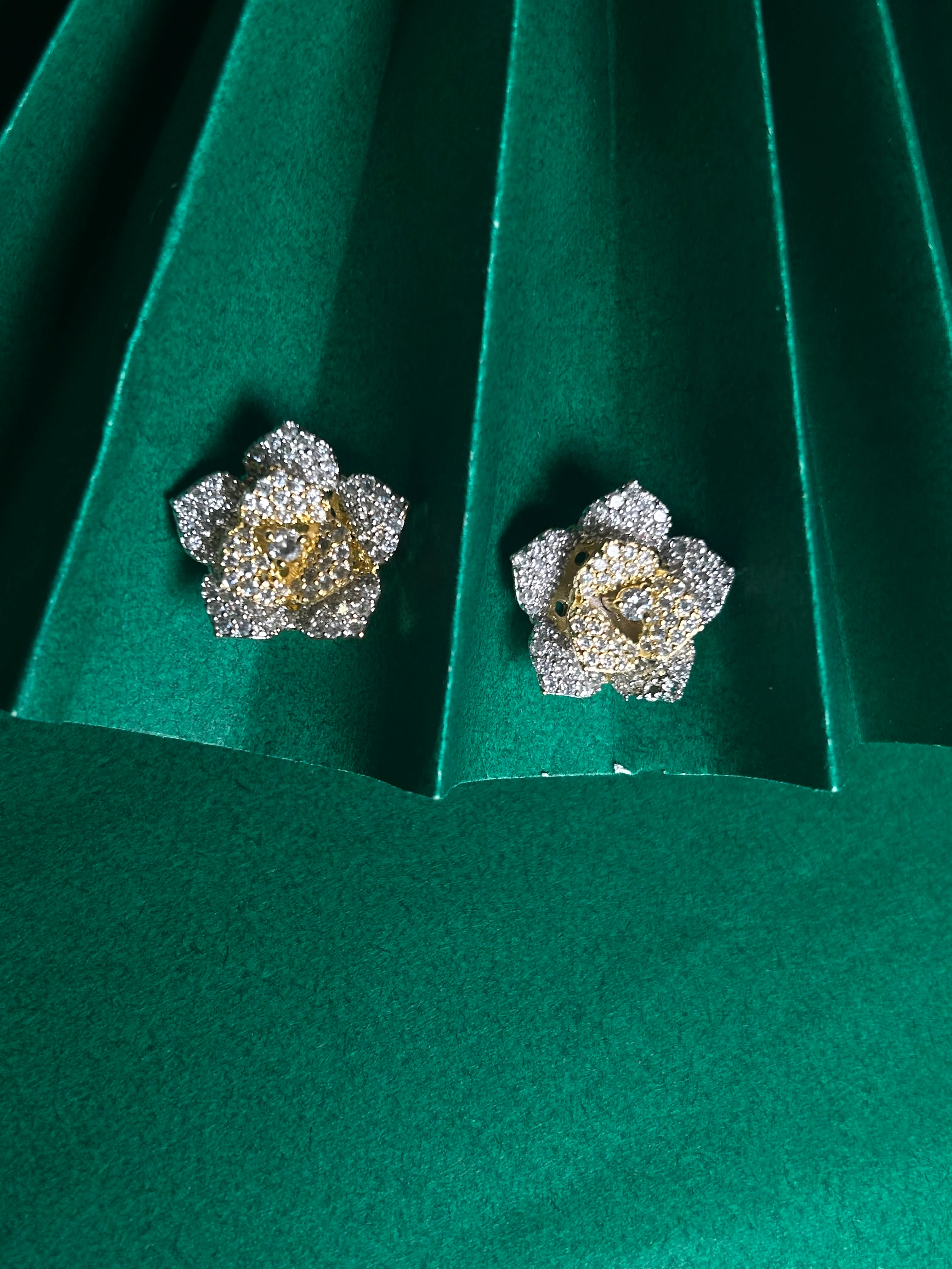 Savana Diamond Earing & Pendant Set - Image 11