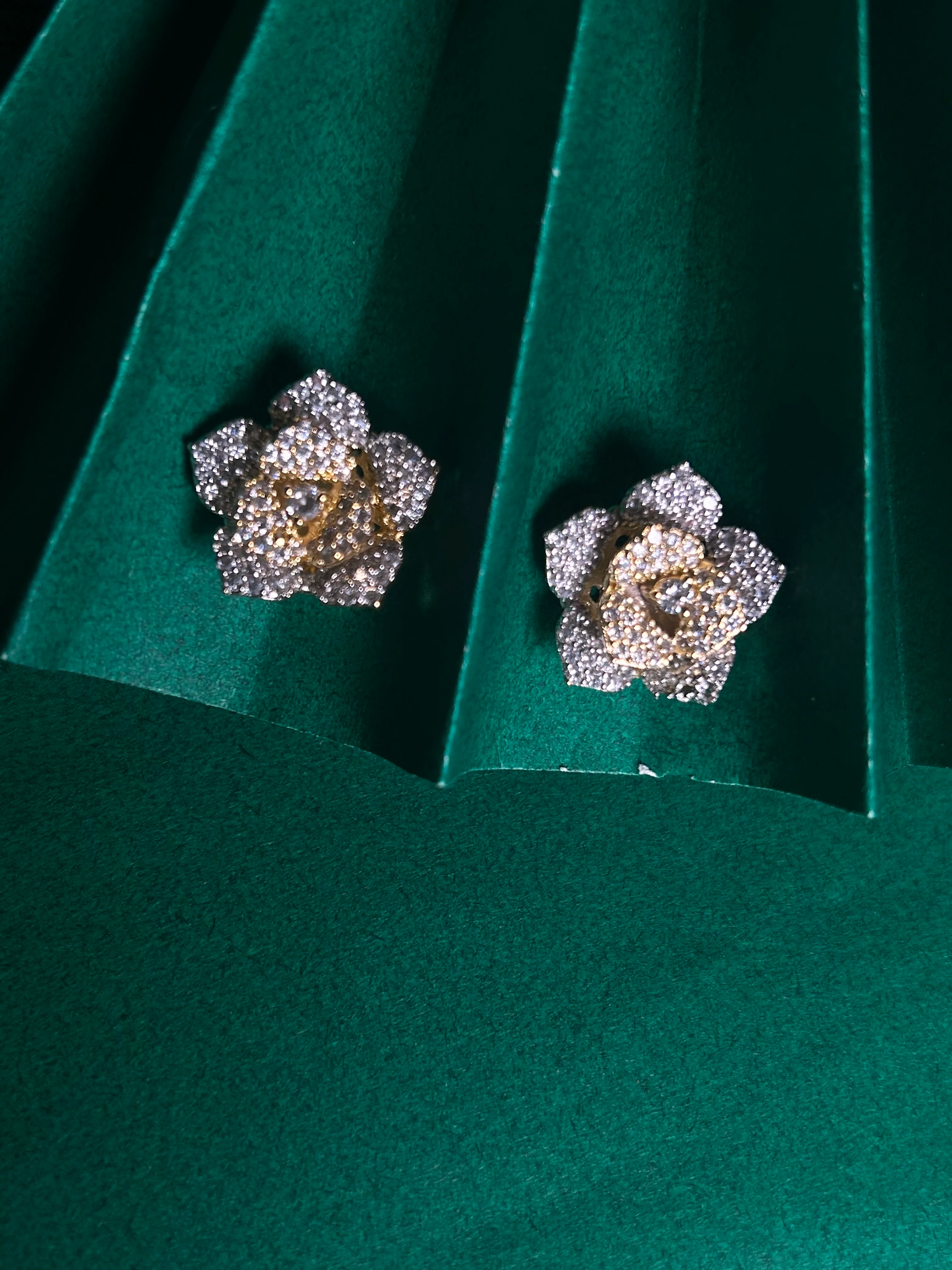 Savana Diamond Earing & Pendant Set - Image 8