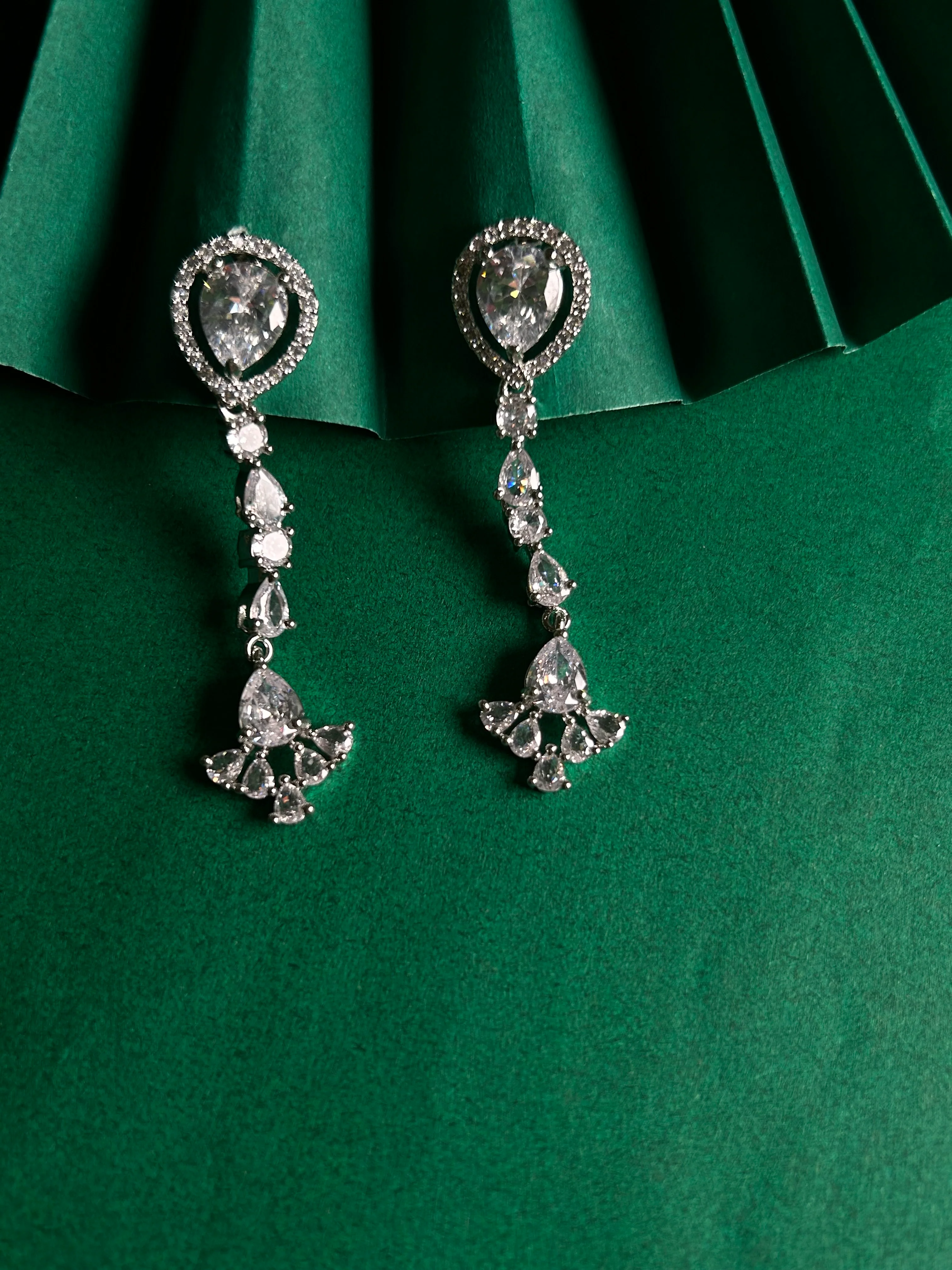 Antaara Diamond Necklace with Earings set - Image 11