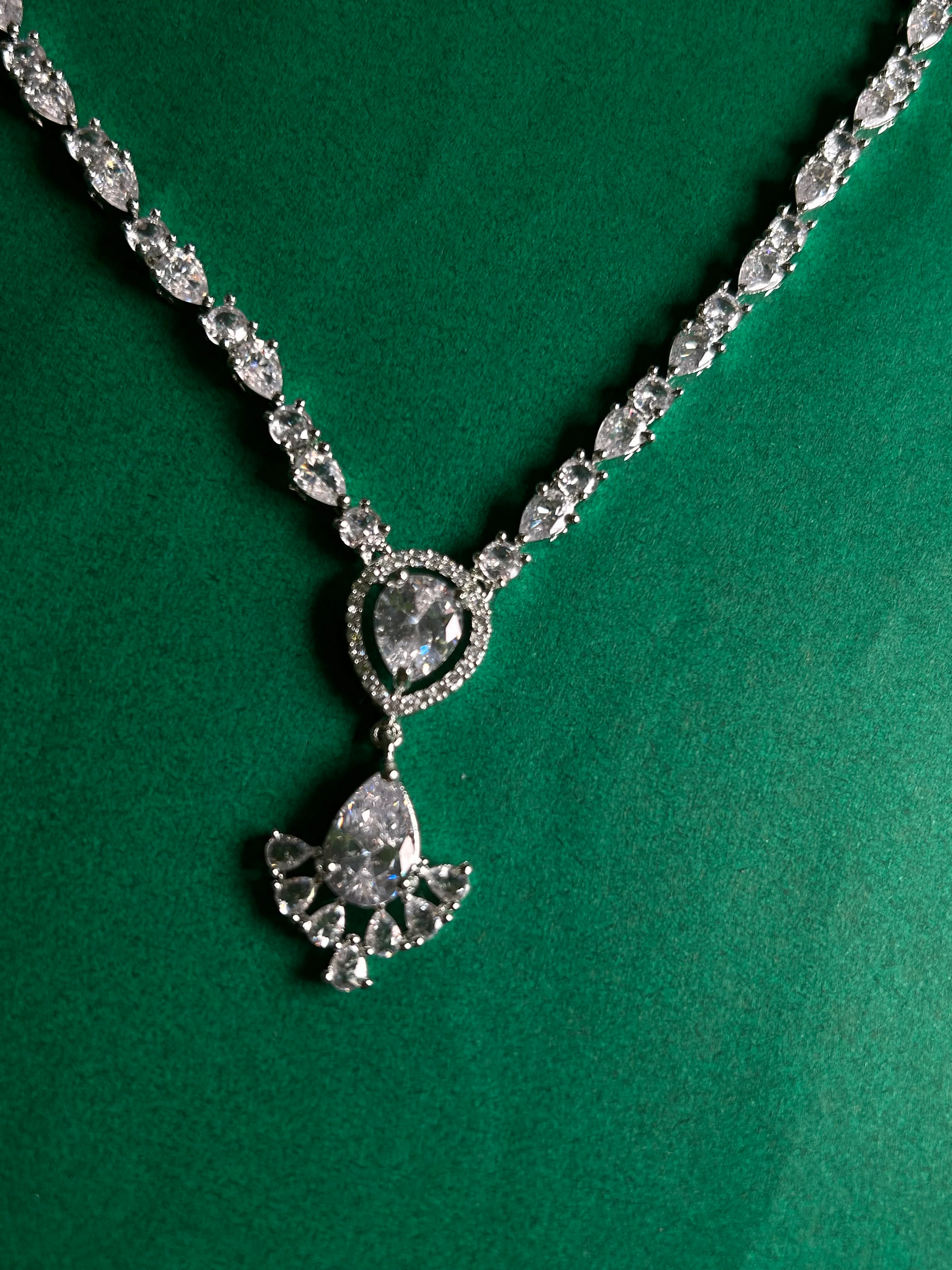 Antaara Diamond Necklace with Earings set - Image 12