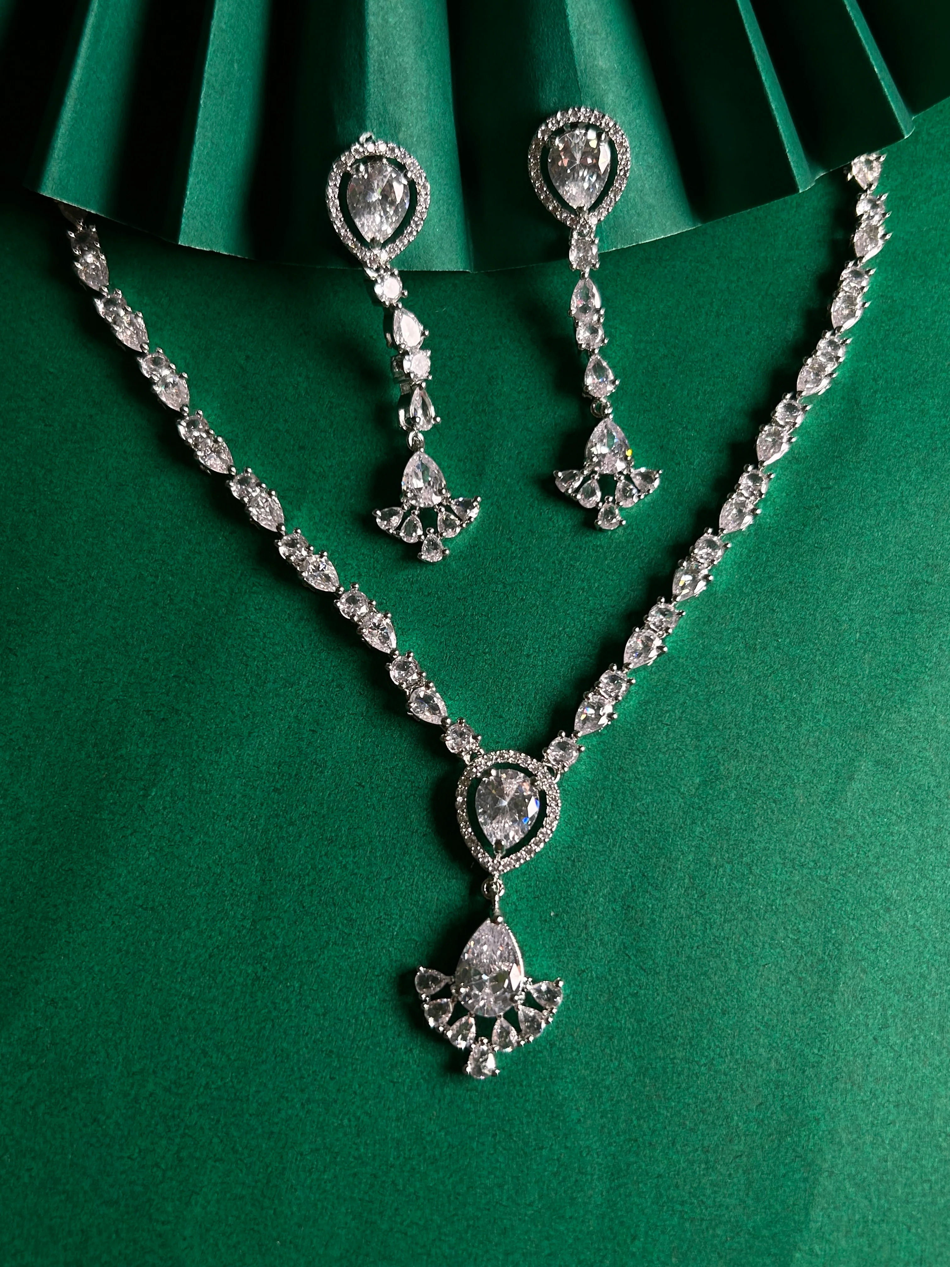 Antaara Diamond Necklace with Earings set - Image 8