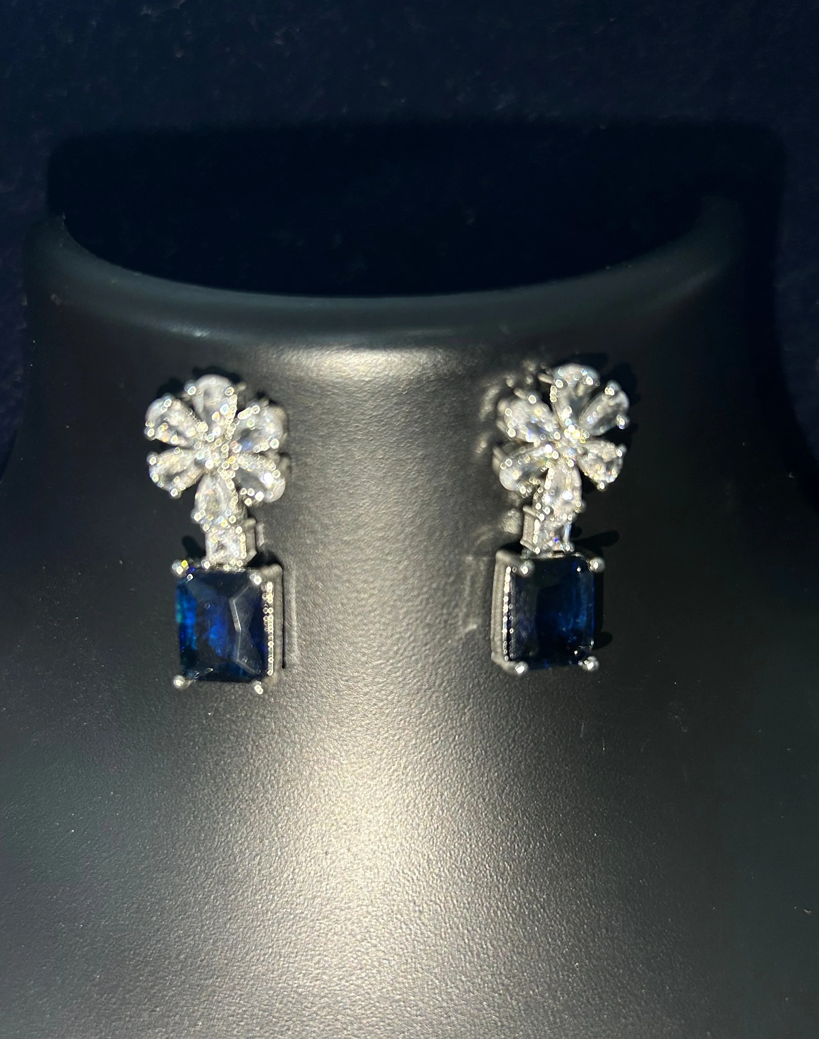 Antaara Diamond Necklace with Earings - Image 12