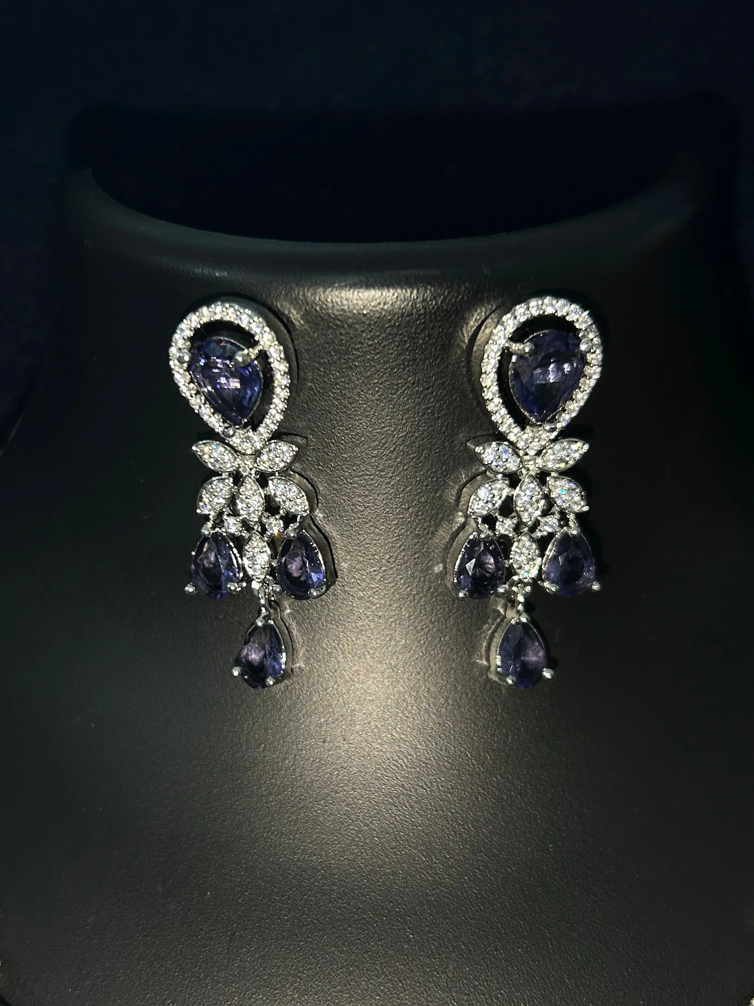 Antaara Diamond Necklace with Earings - Image 10