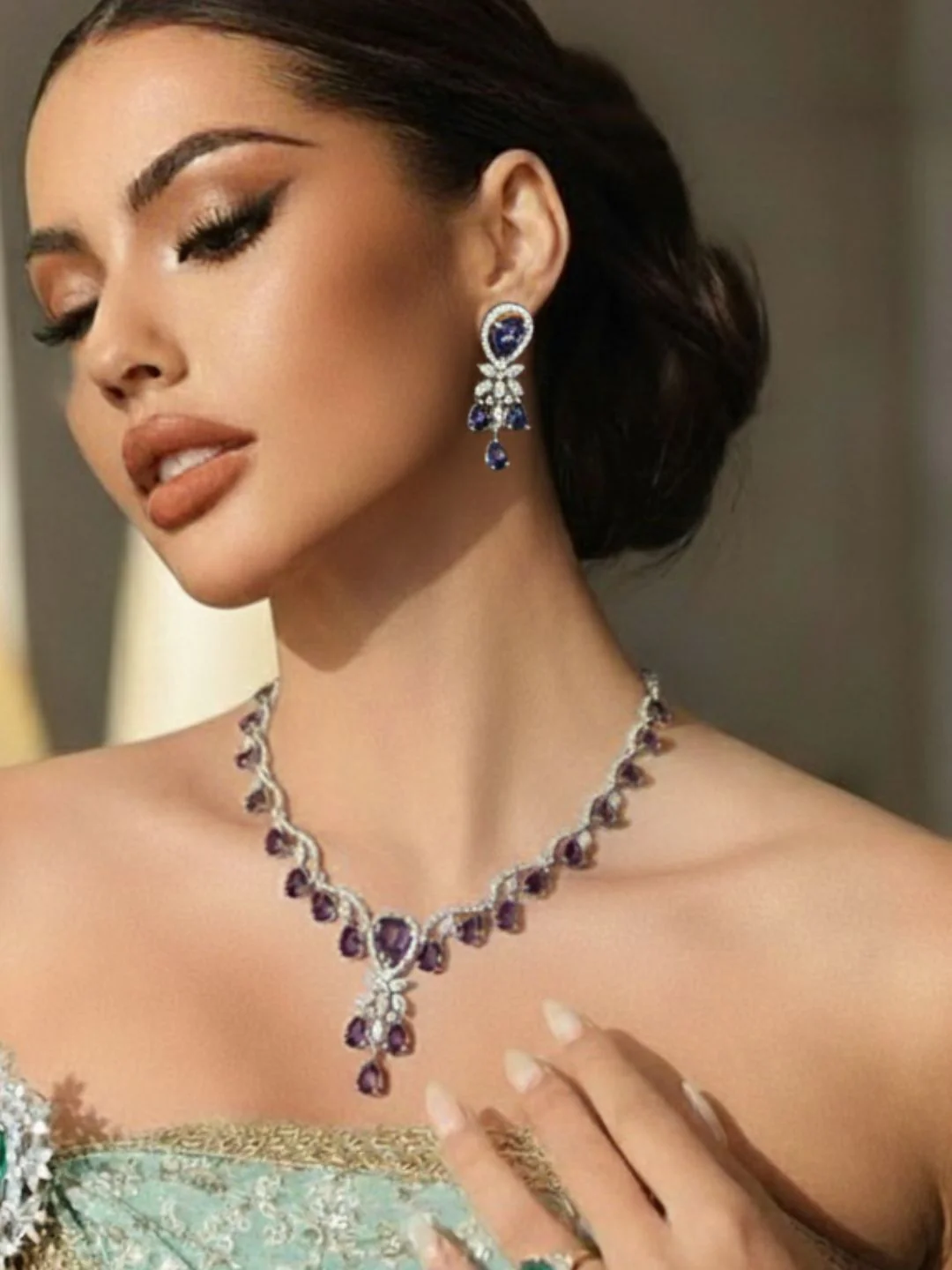 Antaara Diamond Necklace with Earings - Image 7