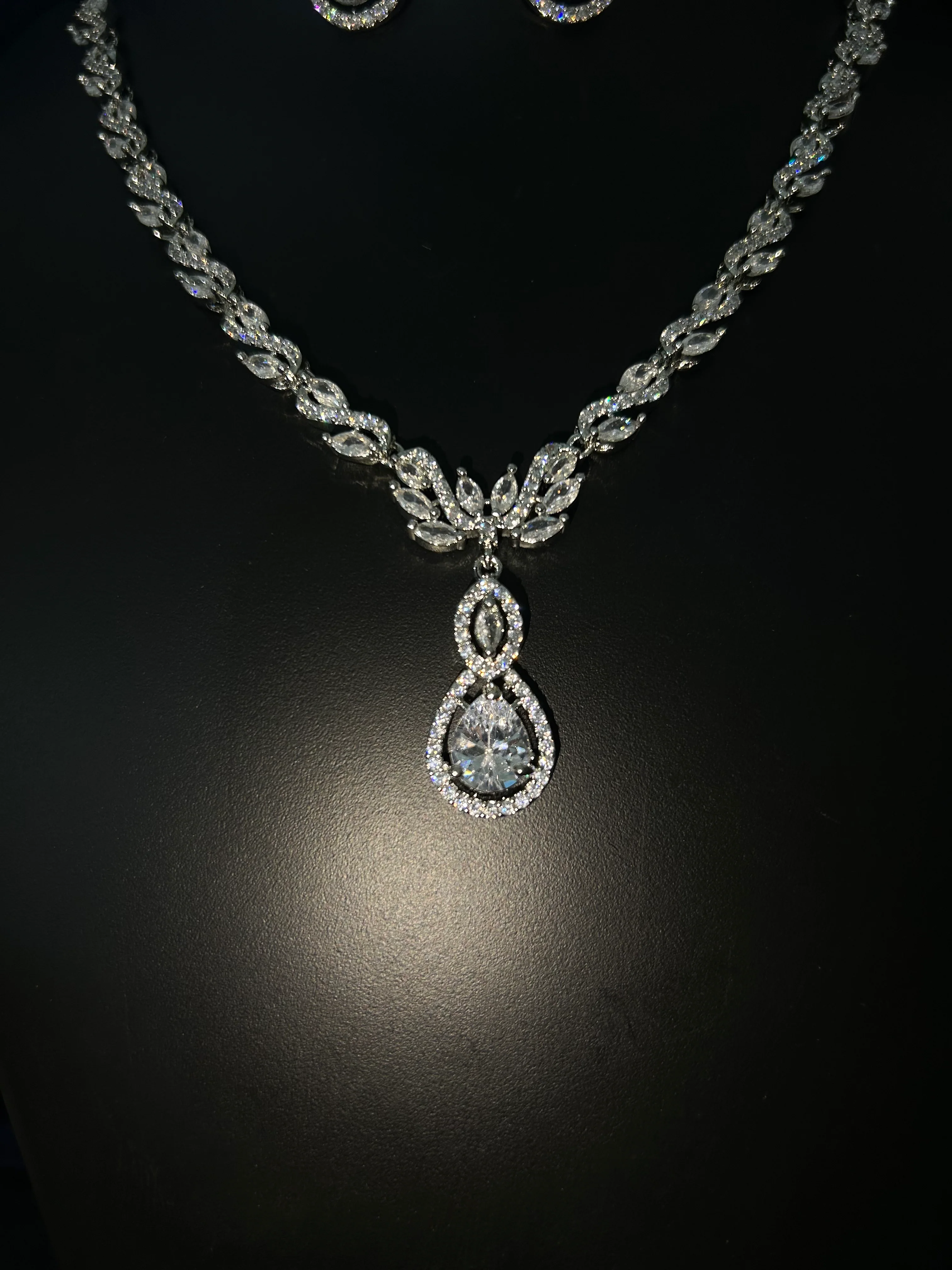 Antaara Diamond Necklace with Earings - Image 10