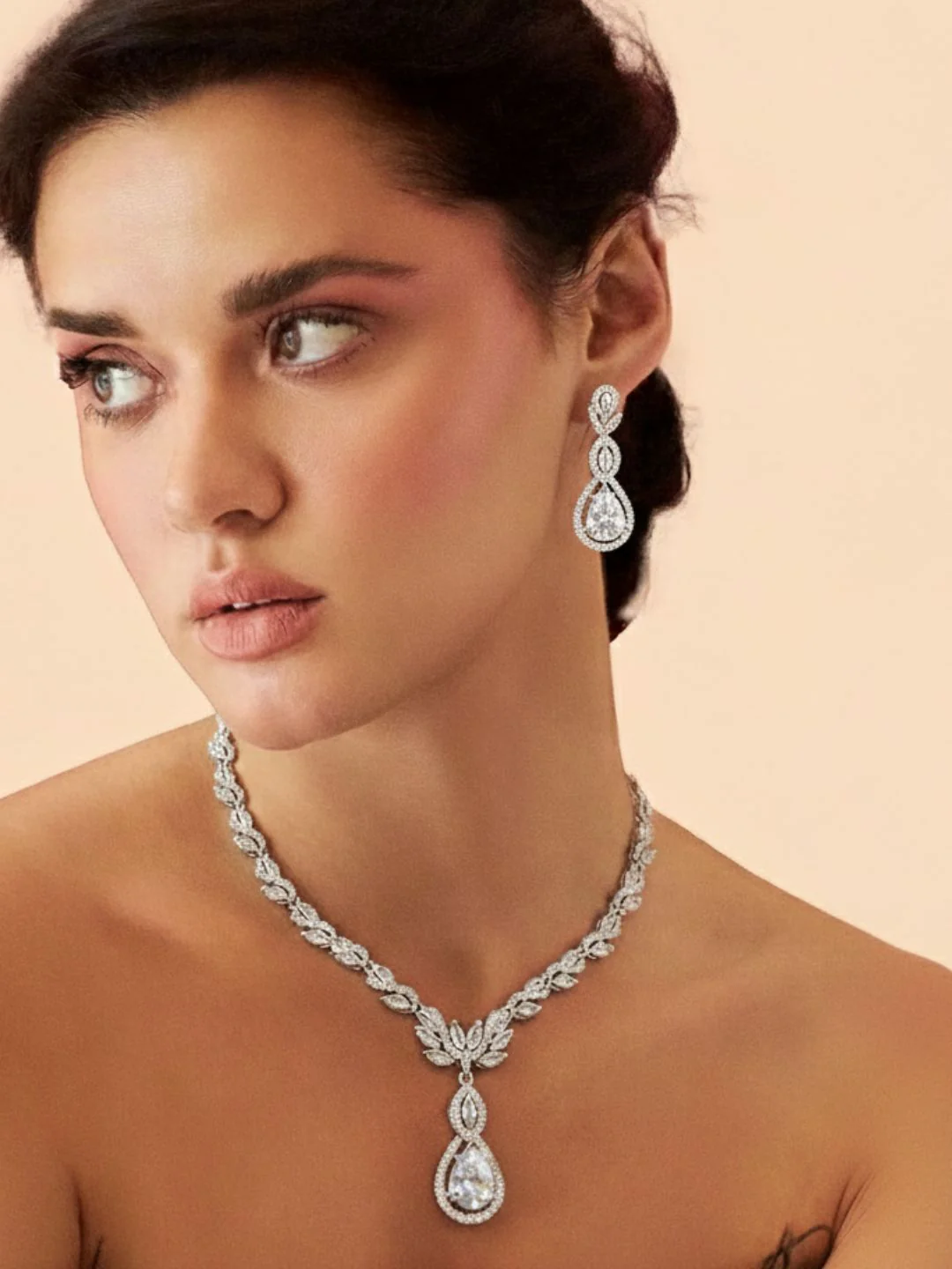 Antaara Diamond Necklace with Earings - Image 2