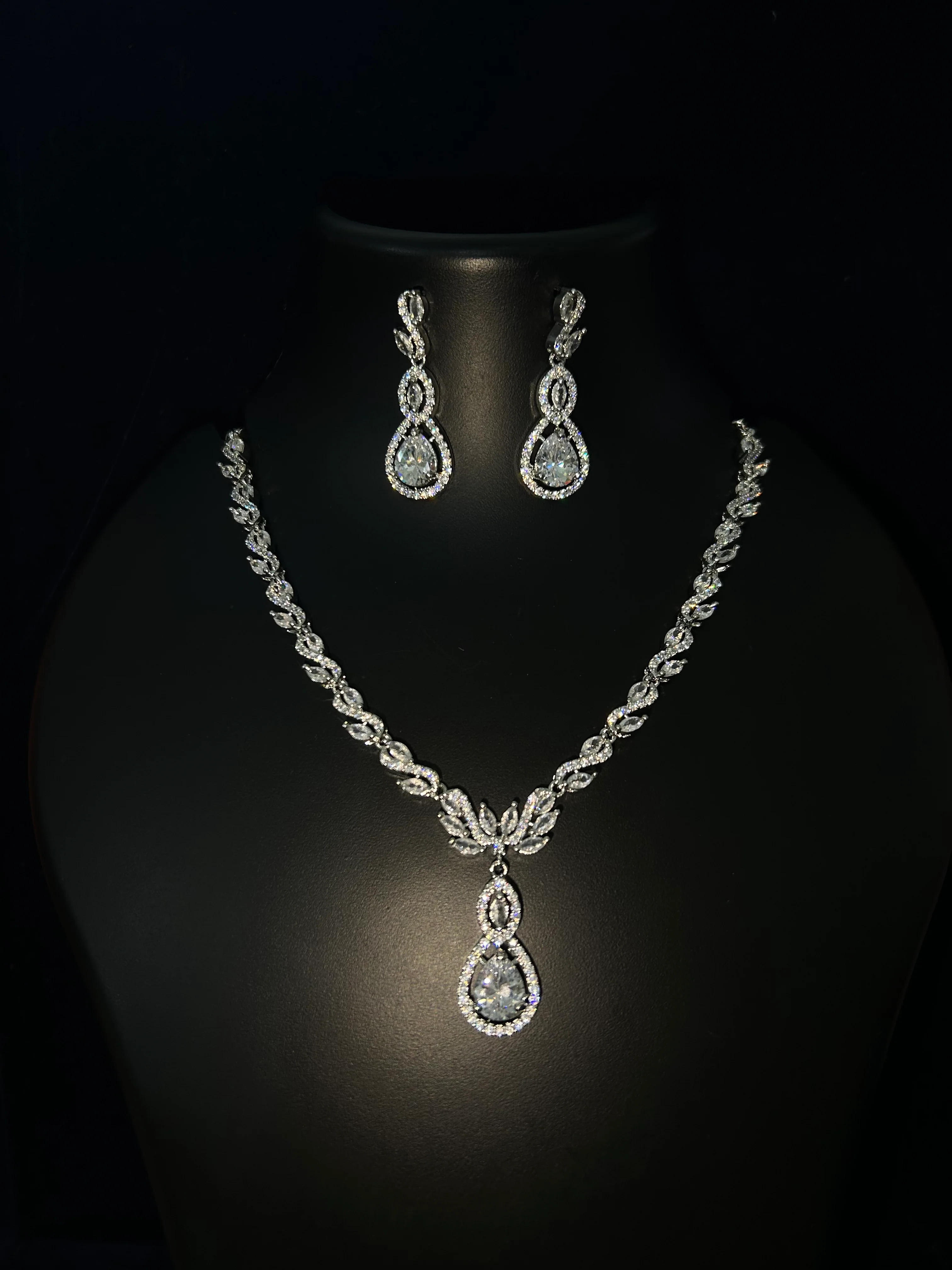 Antaara Diamond Necklace with Earings - Image 7