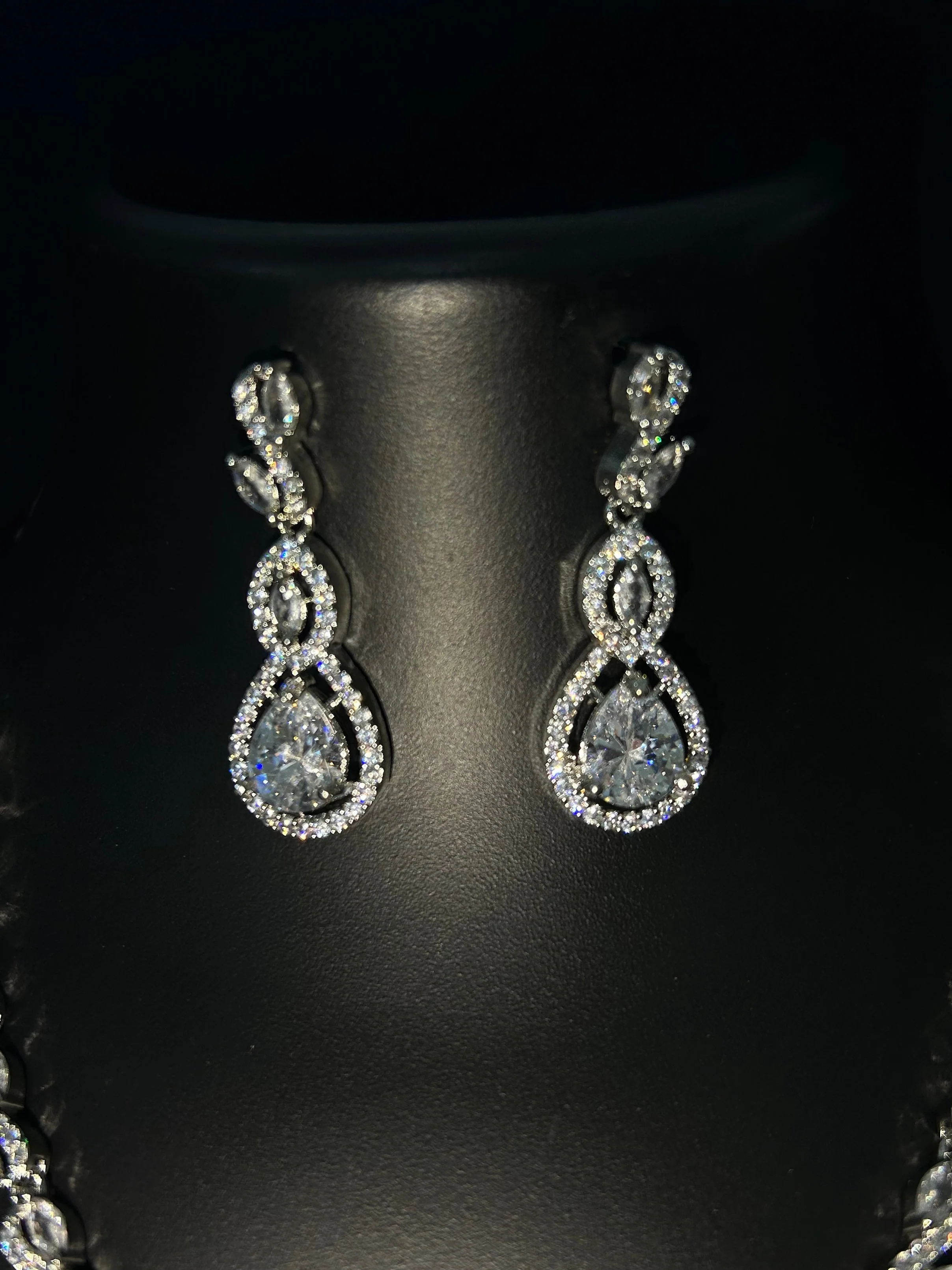 Antaara Diamond Necklace with Earings - Image 8