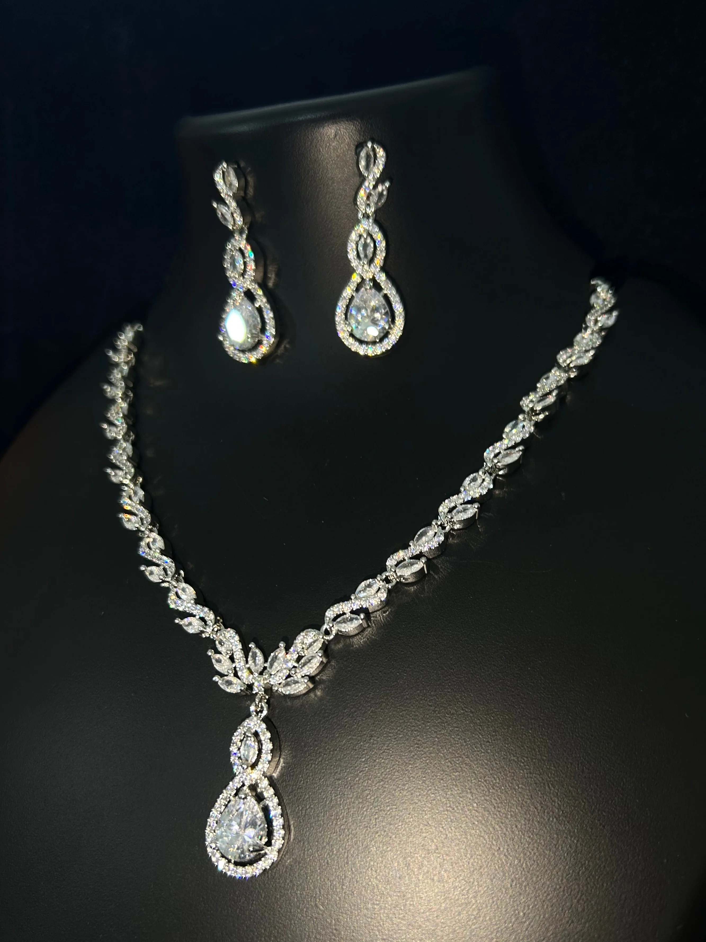 Antaara Diamond Necklace with Earings - Image 9