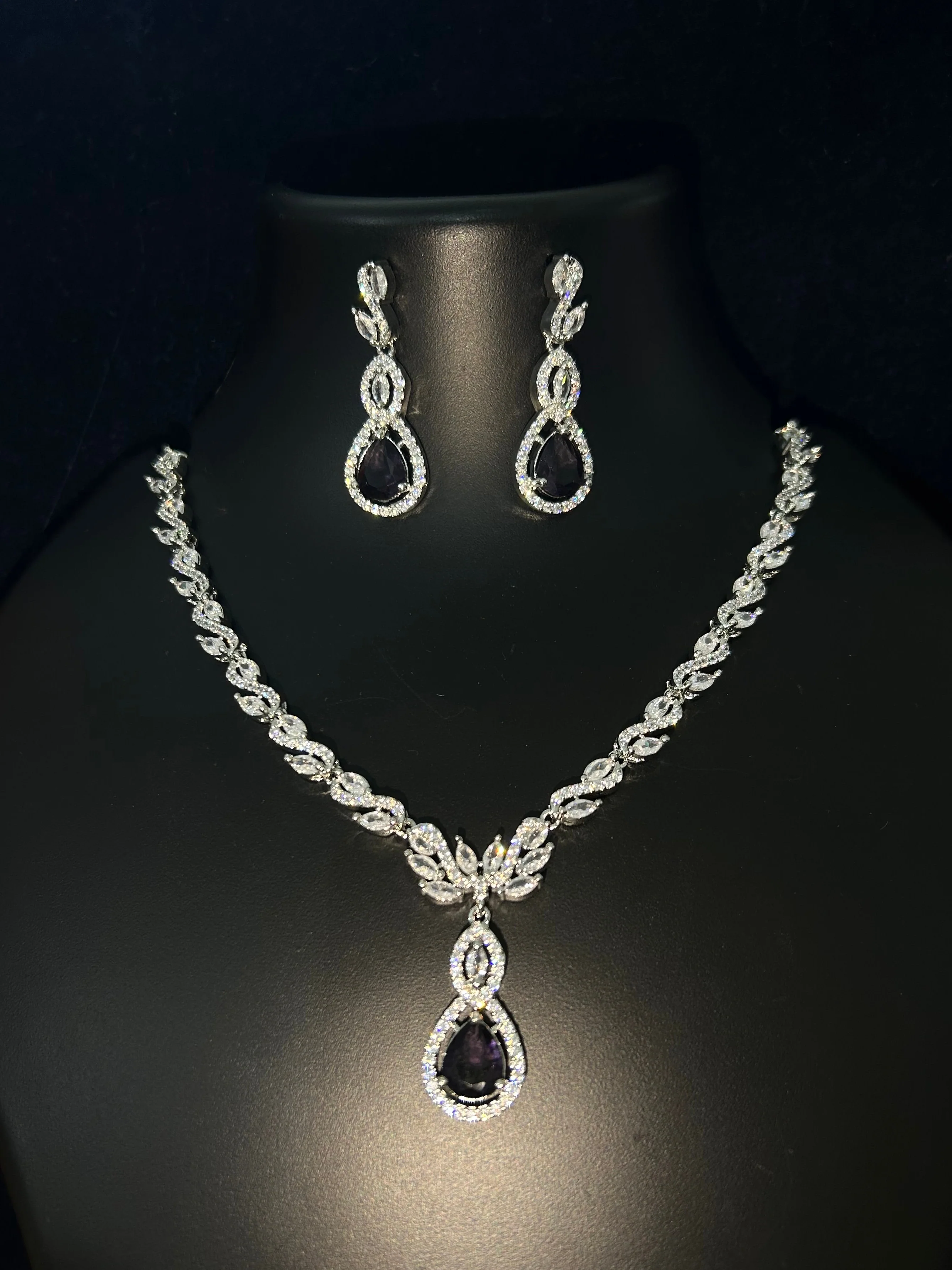Antaara Diamond Necklace with Earings - Image 8