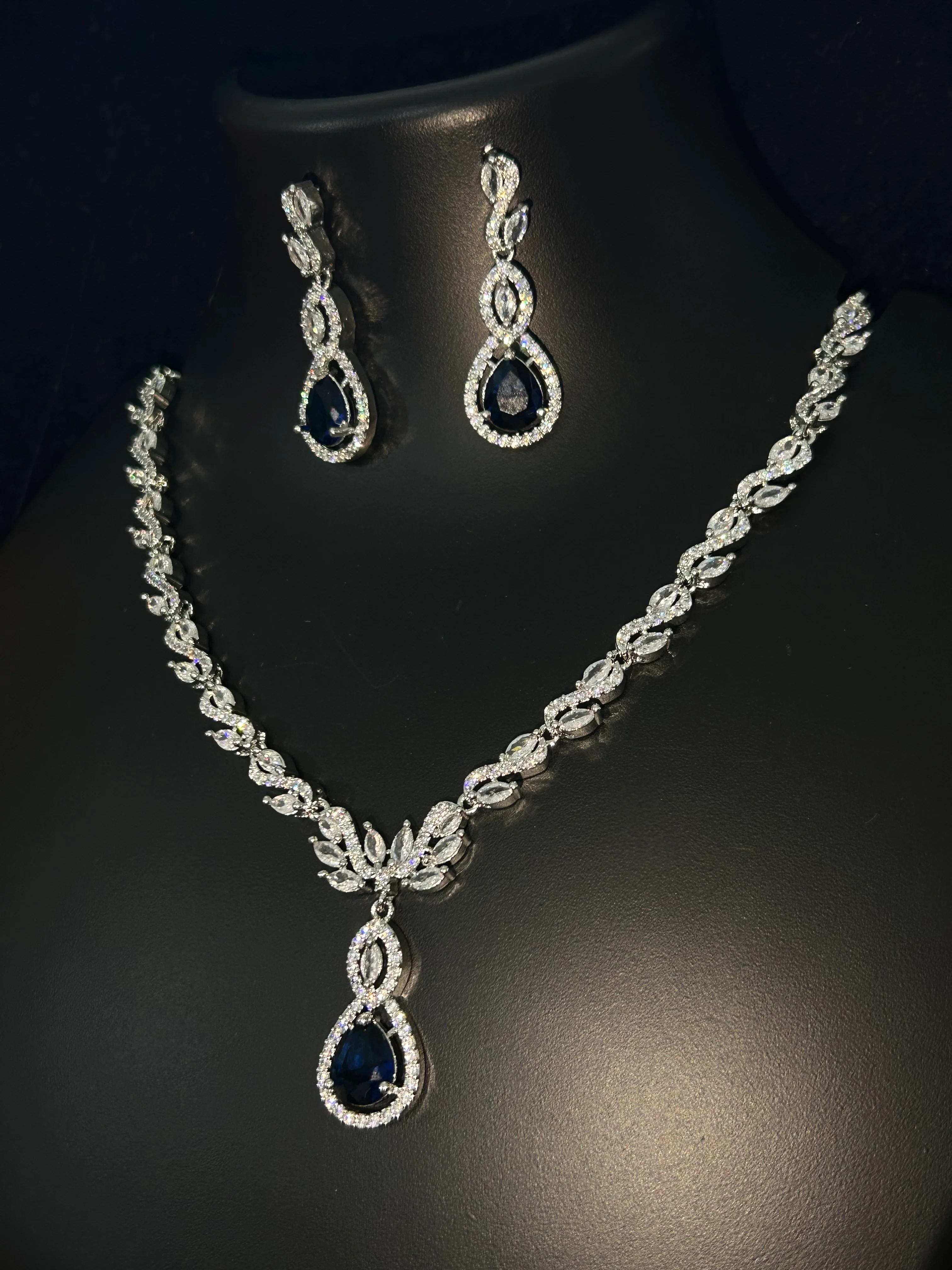 Antaara Diamond Necklace with Earings - Image 10