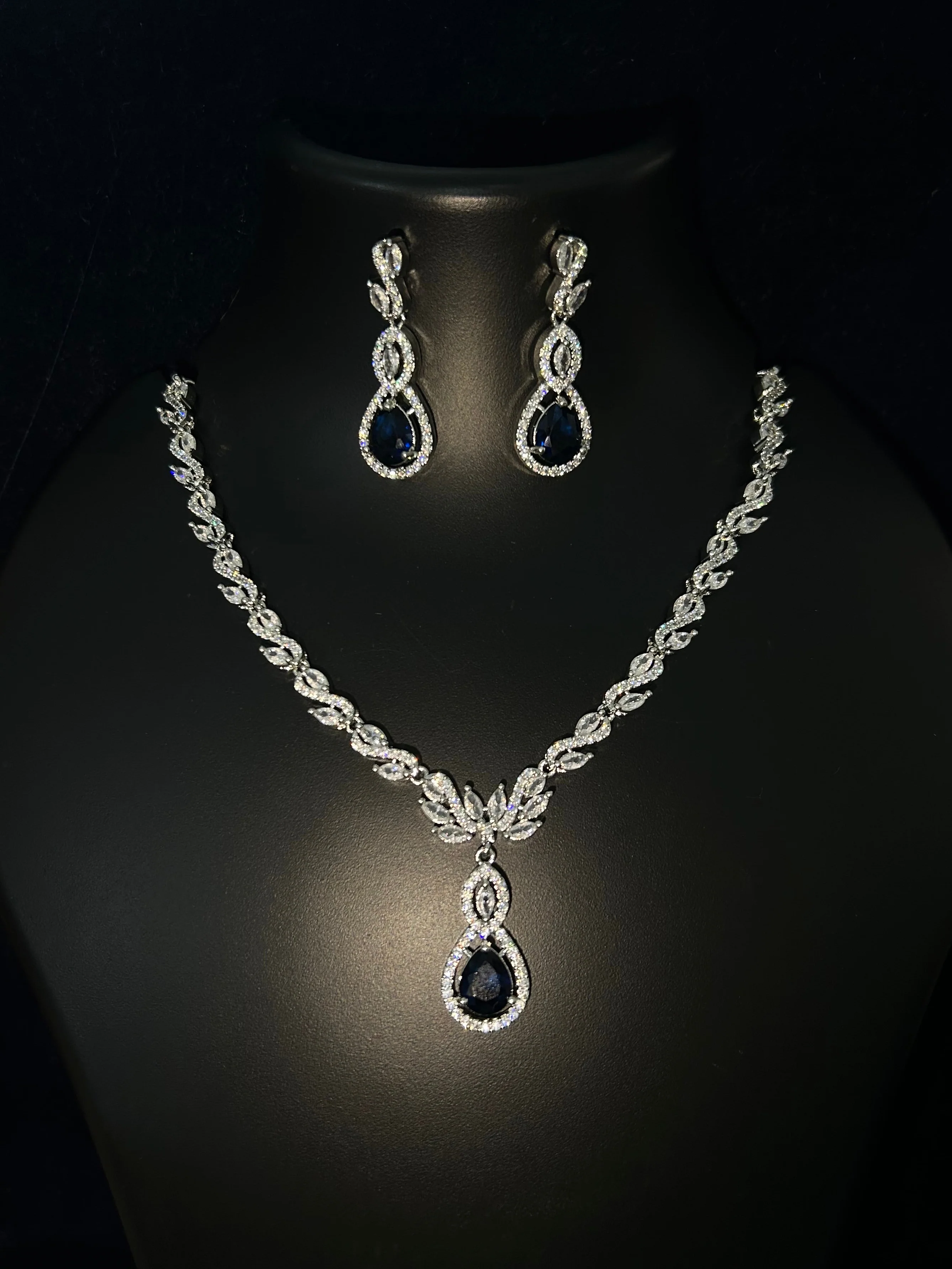 Antaara Diamond Necklace with Earings - Image 8