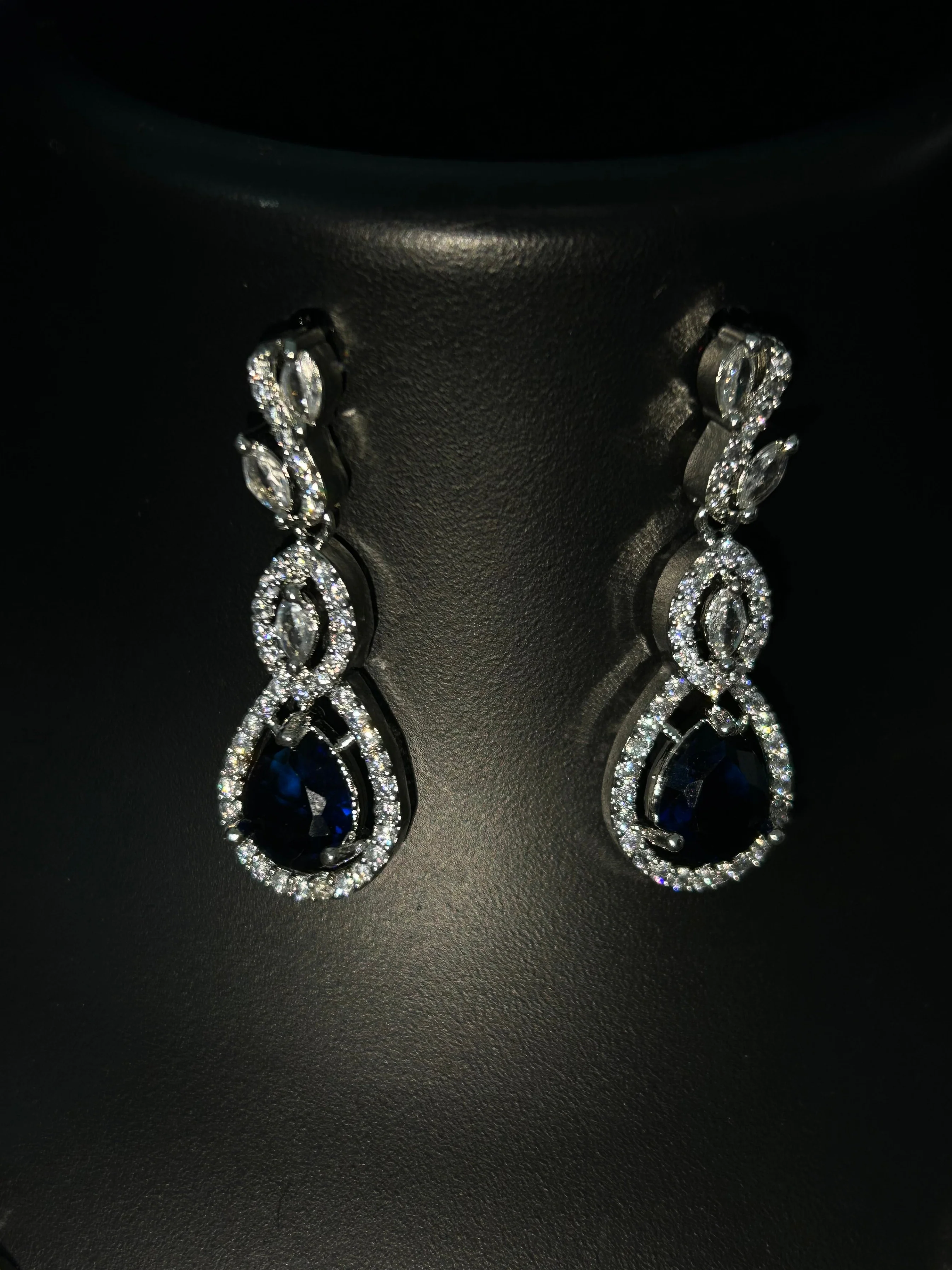 Antaara Diamond Necklace with Earings - Image 9