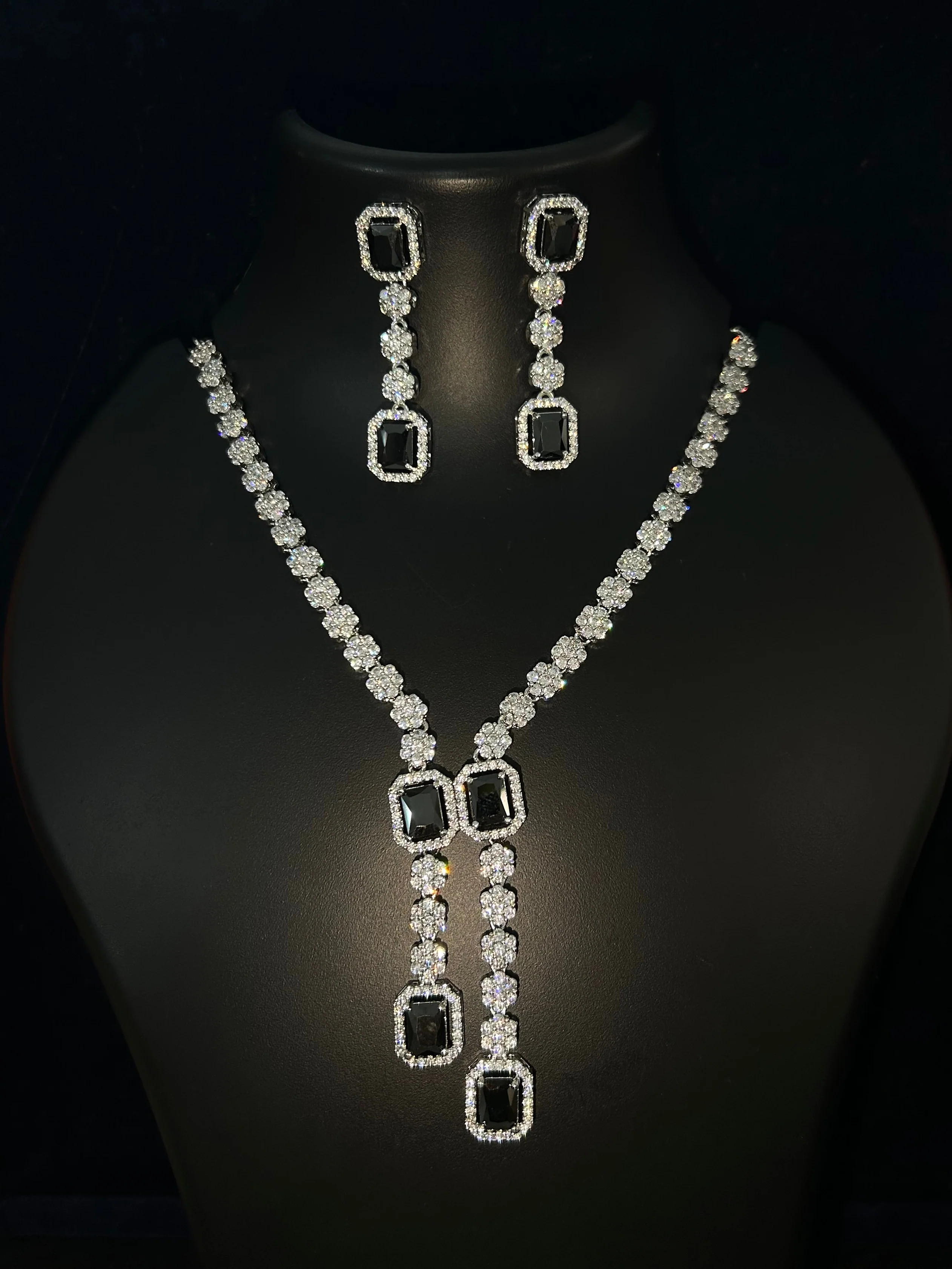 Antaara Diamond Necklace with Earings - Image 6