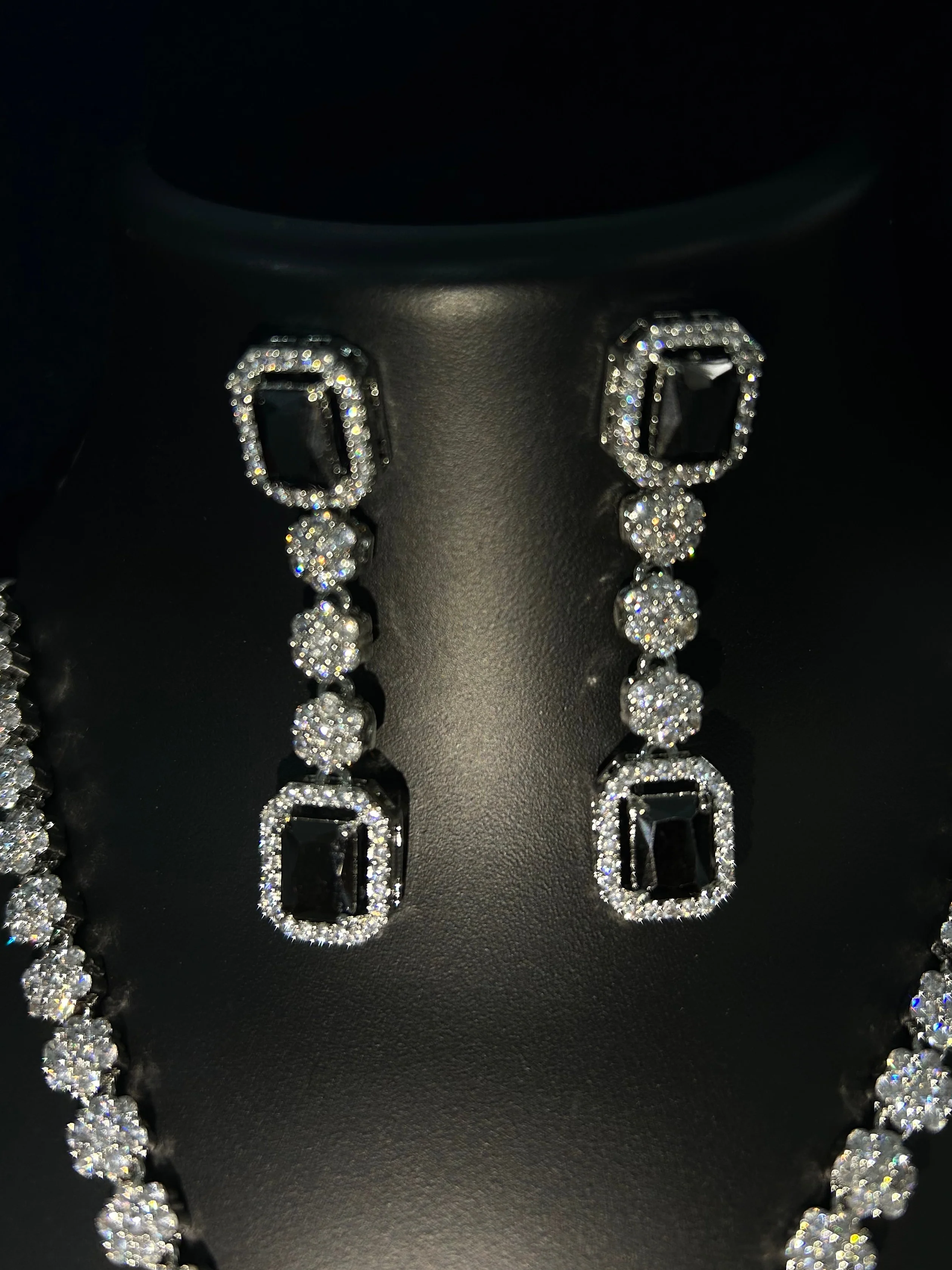Antaara Diamond Necklace with Earings - Image 7