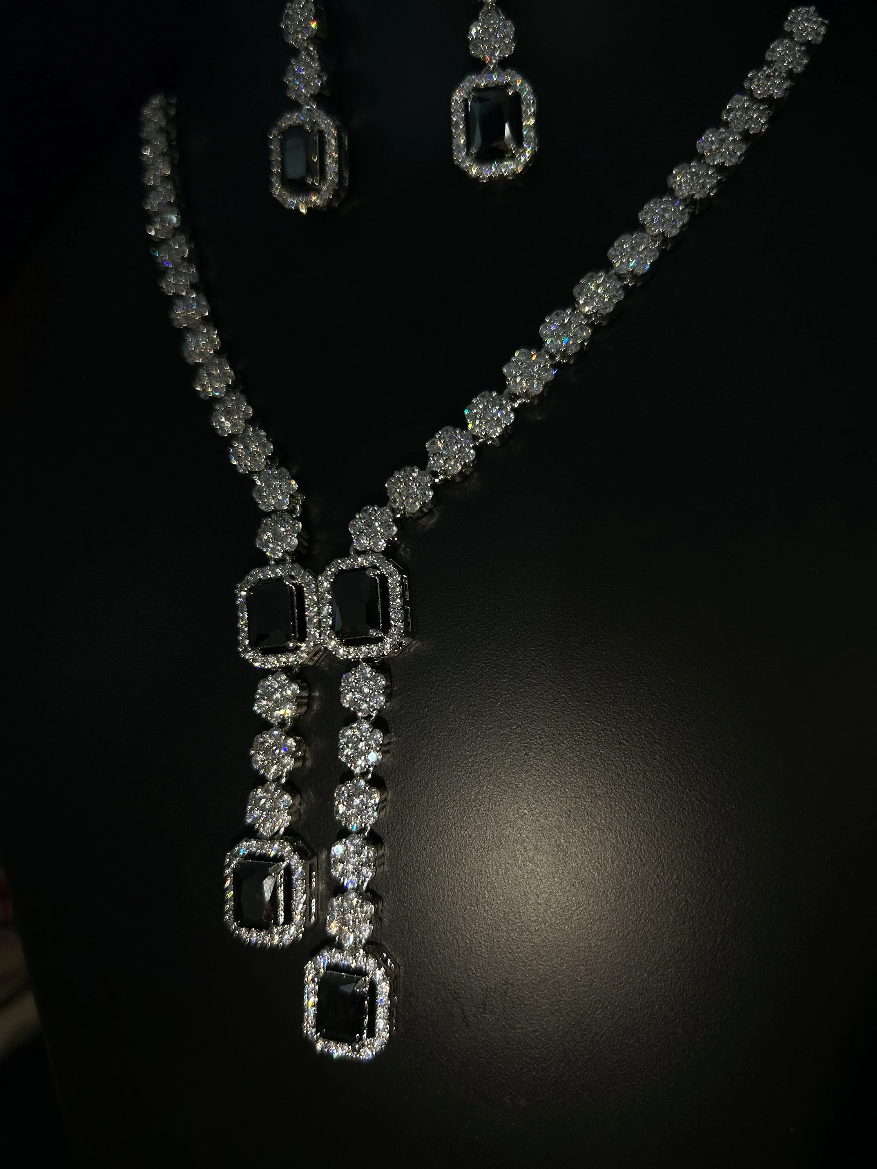 Antaara Diamond Necklace with Earings - Image 8