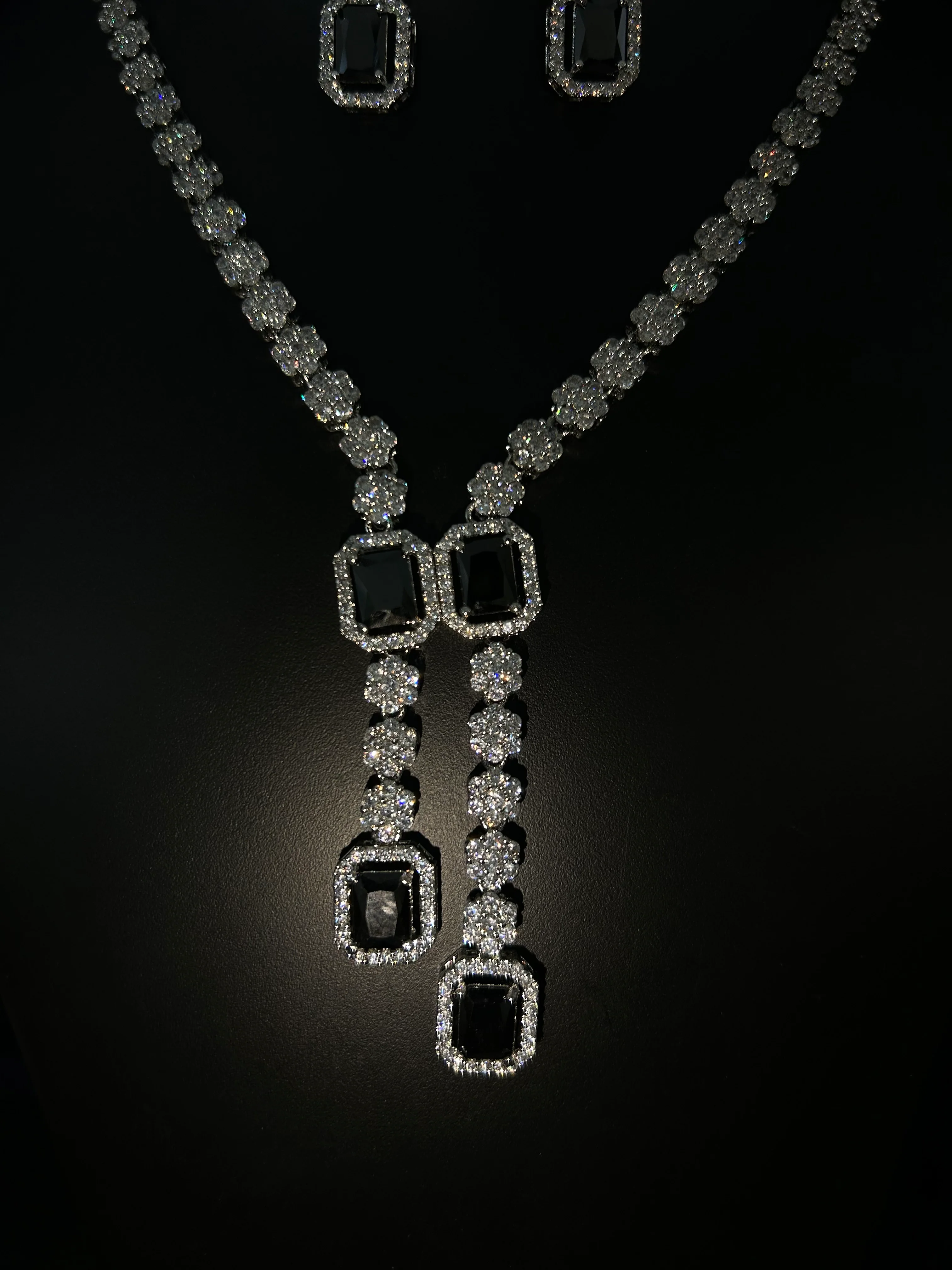 Antaara Diamond Necklace with Earings - Image 9