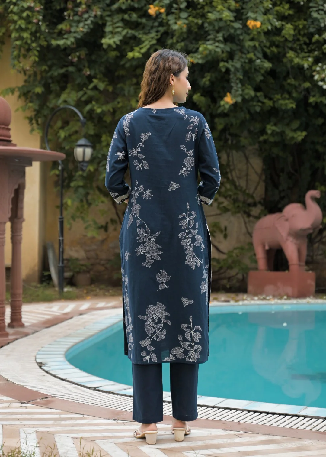 Vastu azure embroidery suit set - Image 3