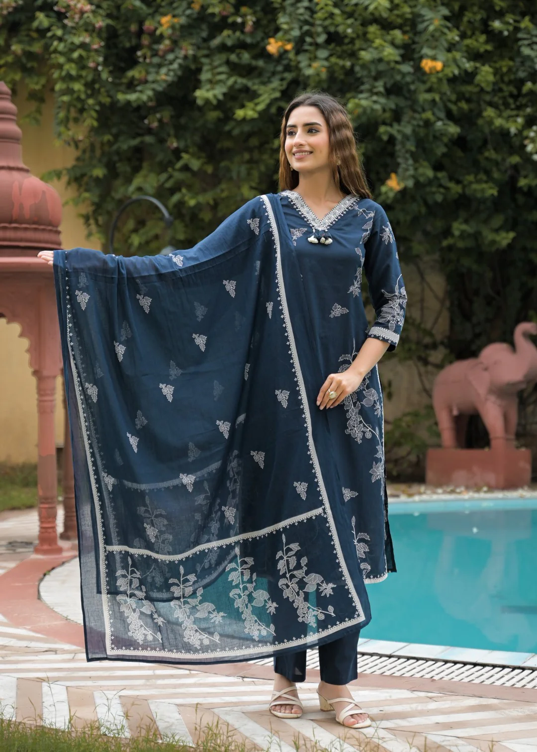 Vastu azure embroidery suit set - Image 5