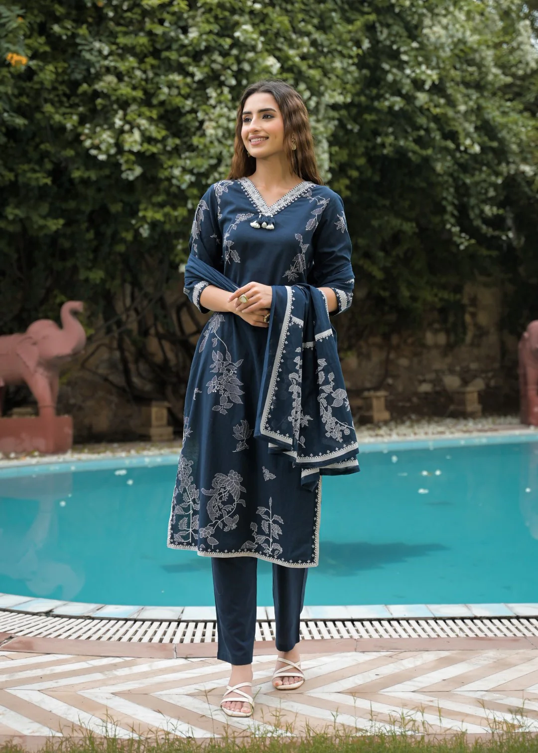 Vastu azure embroidery suit set - Image 7