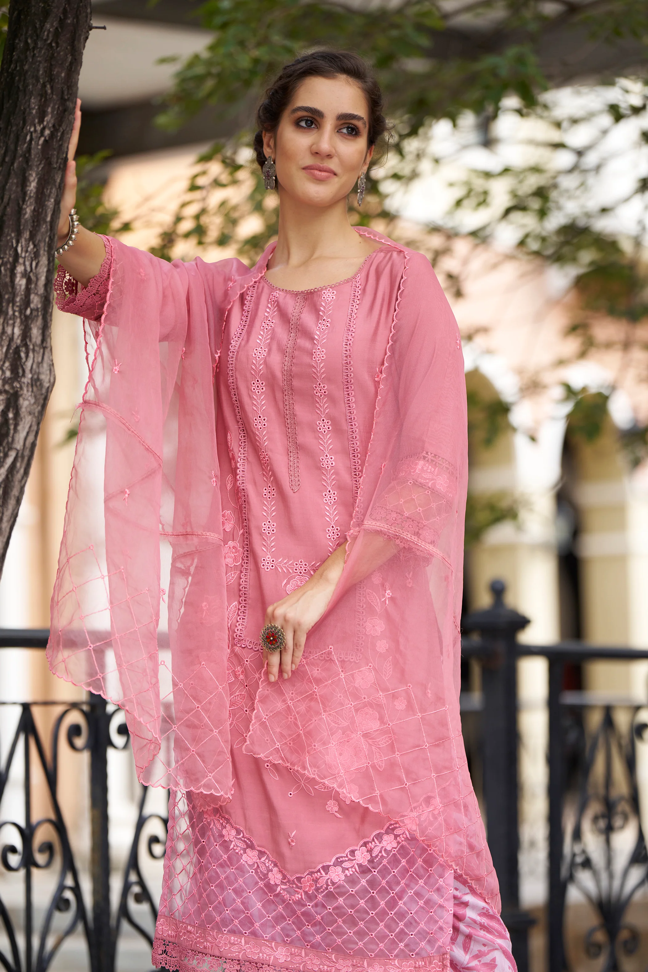 Shonak Pink Embroidery Suit Set - Image 2