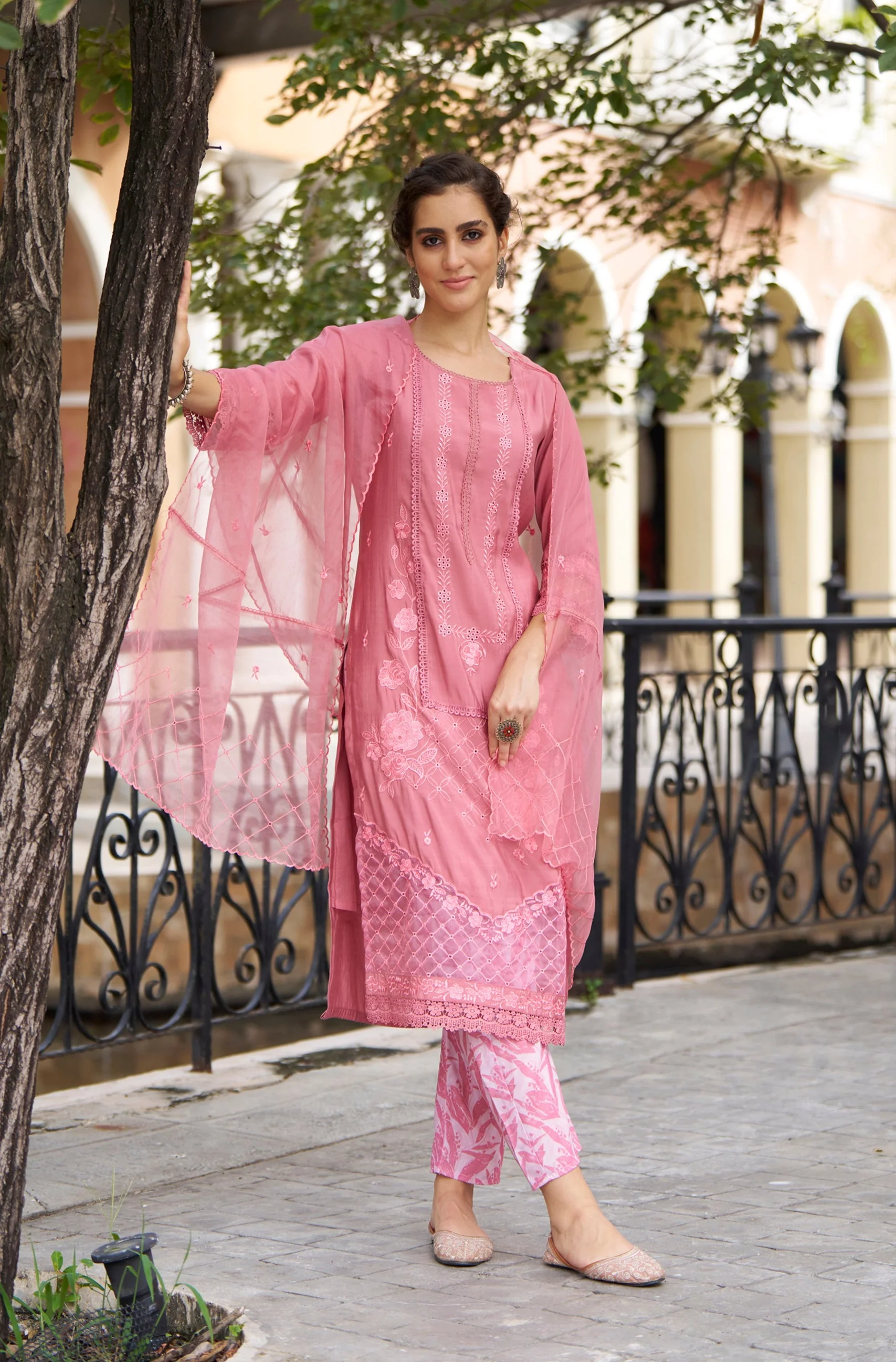 Shonak Pink Embroidery Suit Set - Image 4