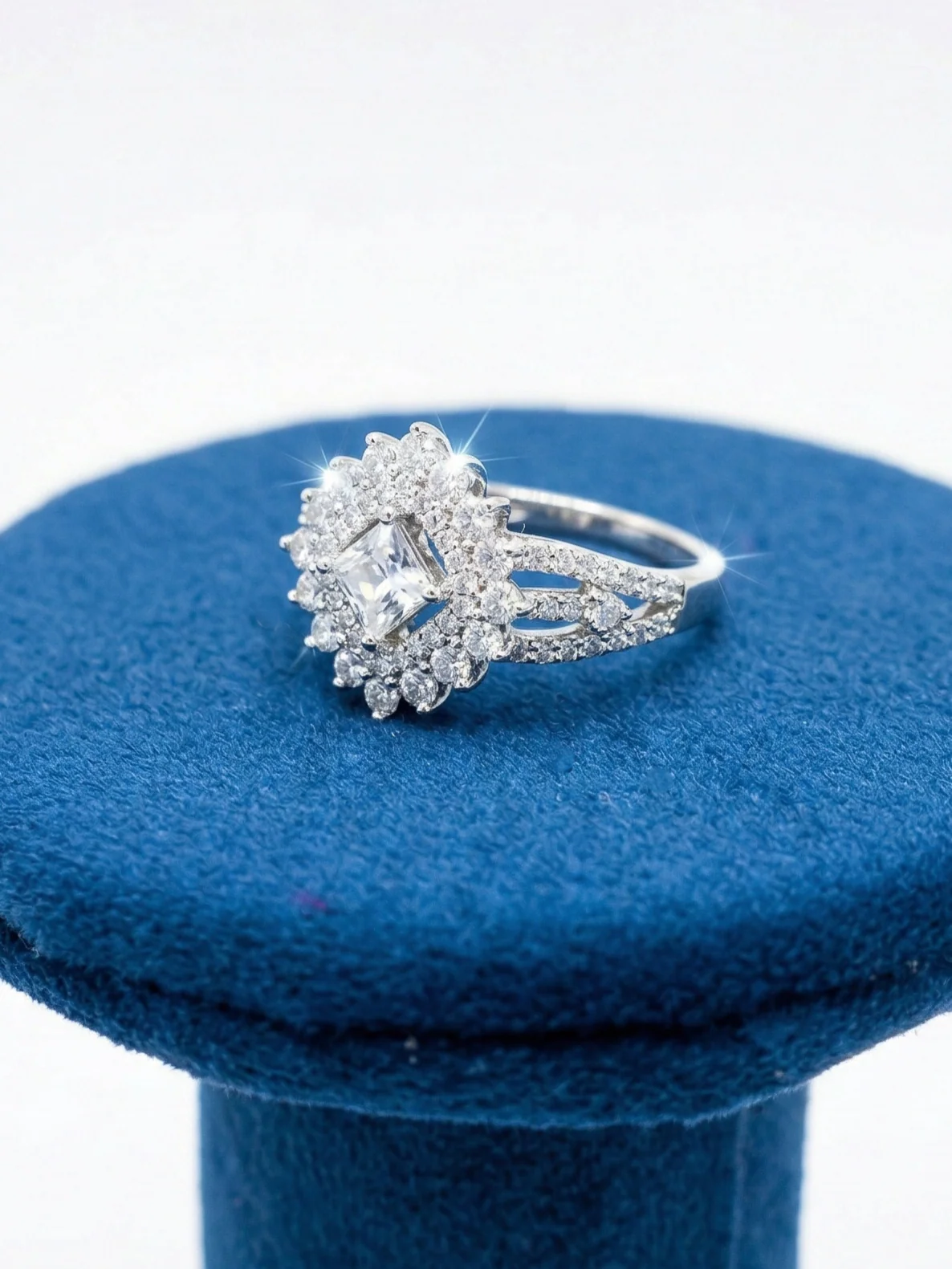 Rivaaz Royale Diamond Ring - Image 4