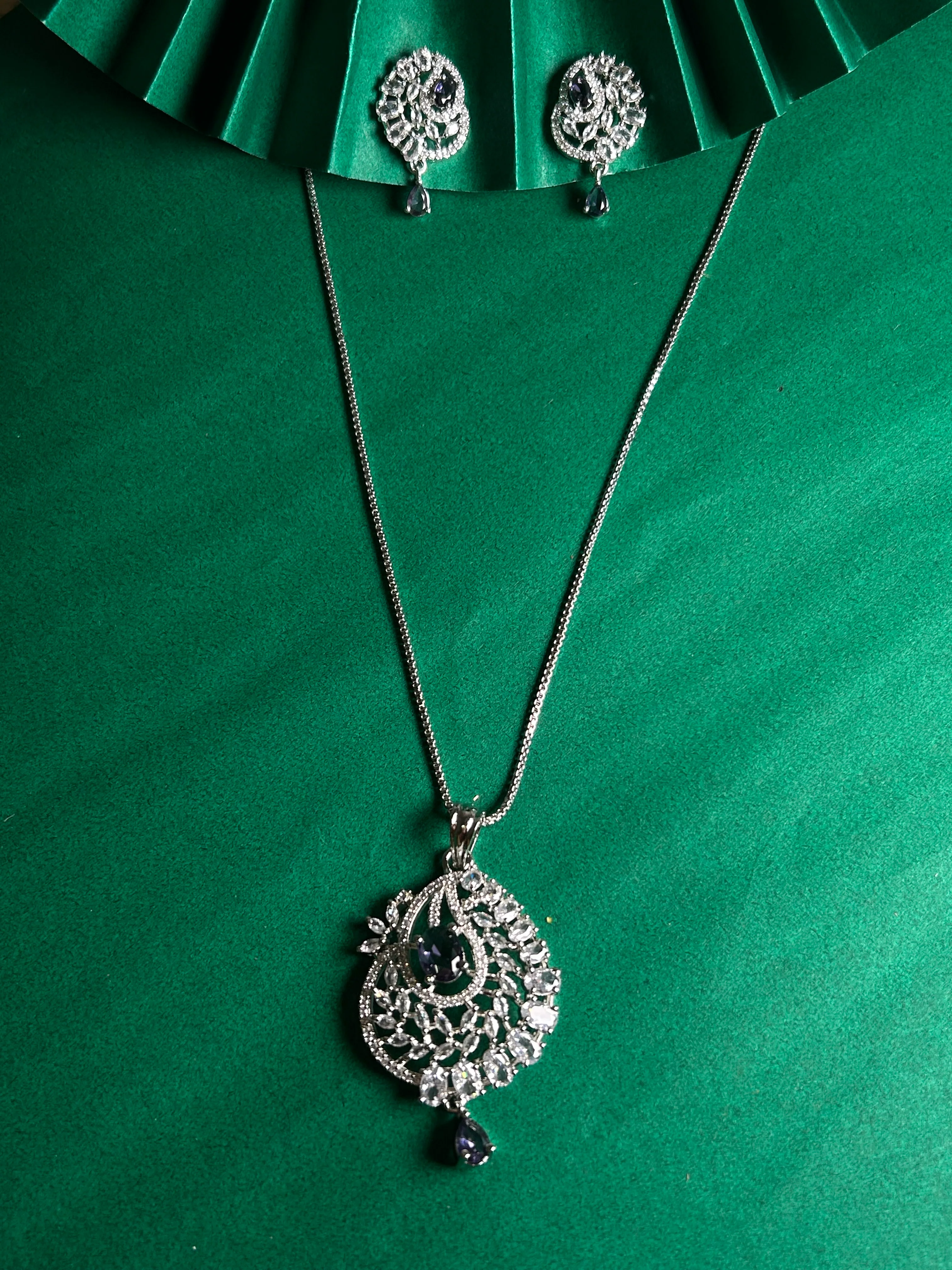 Savana Diamond Earing & Pendant Set - Image 11