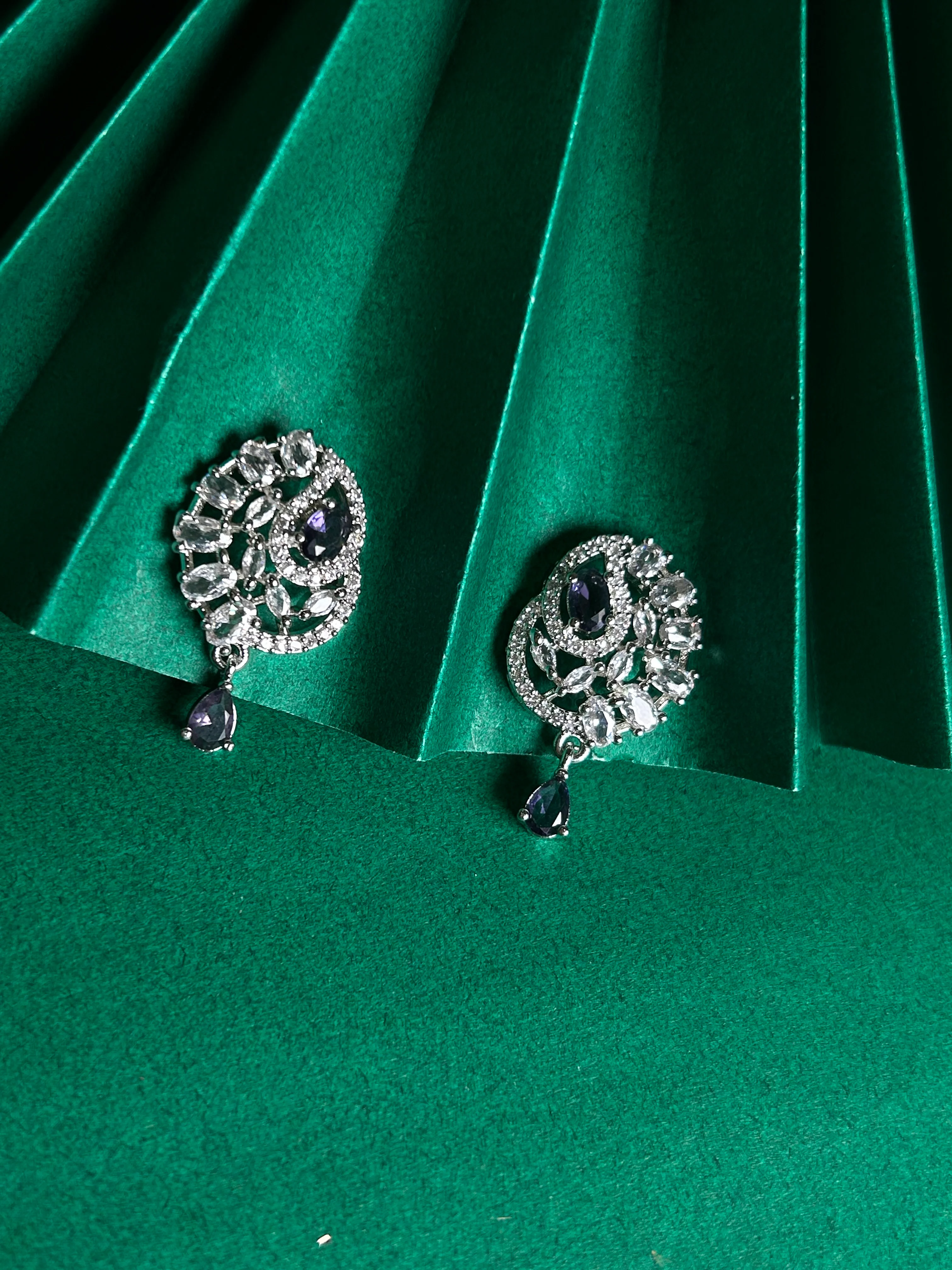 Savana Diamond Earing & Pendant Set - Image 9